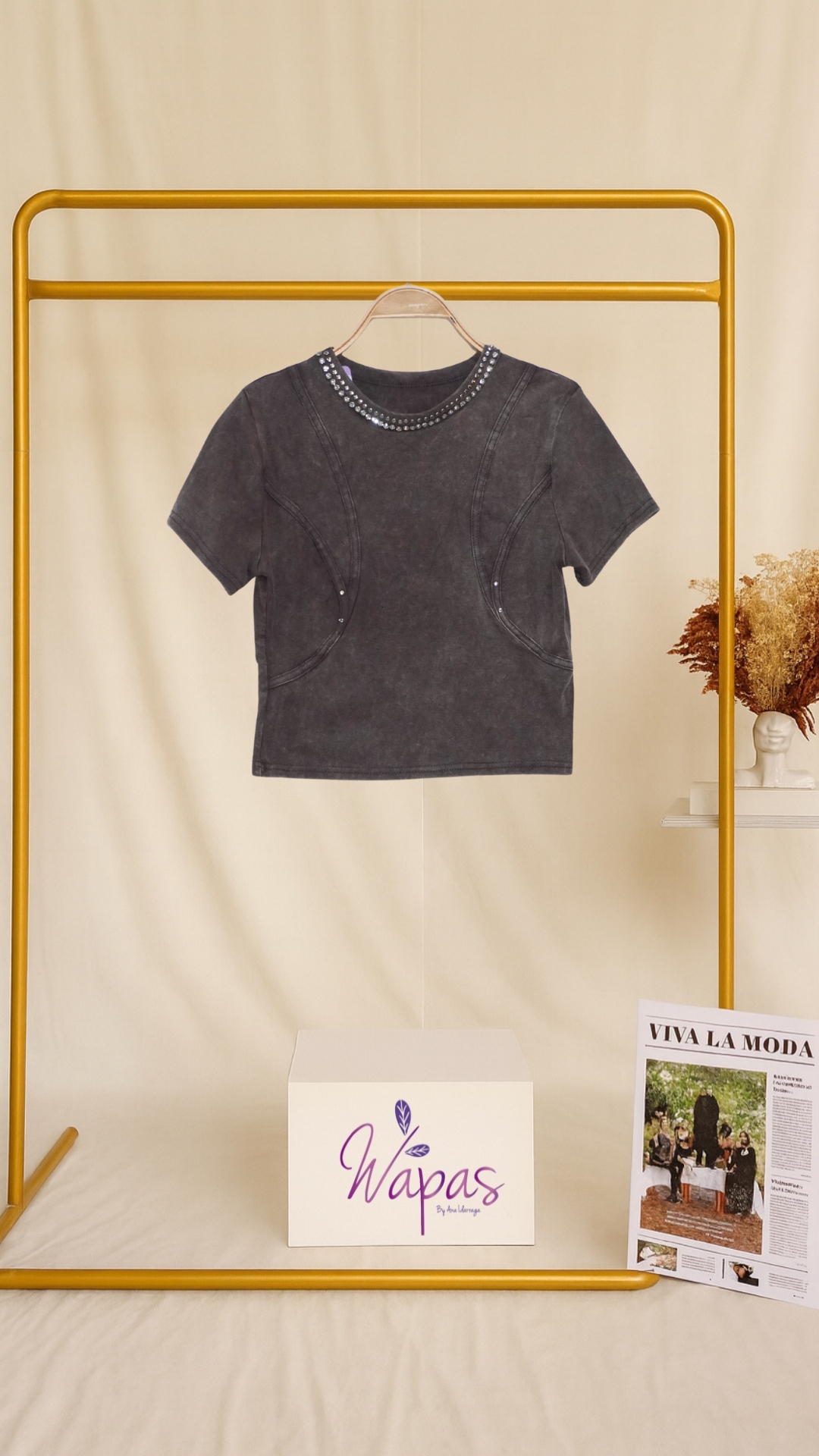 Camiseta gris con detalle de pedrería
