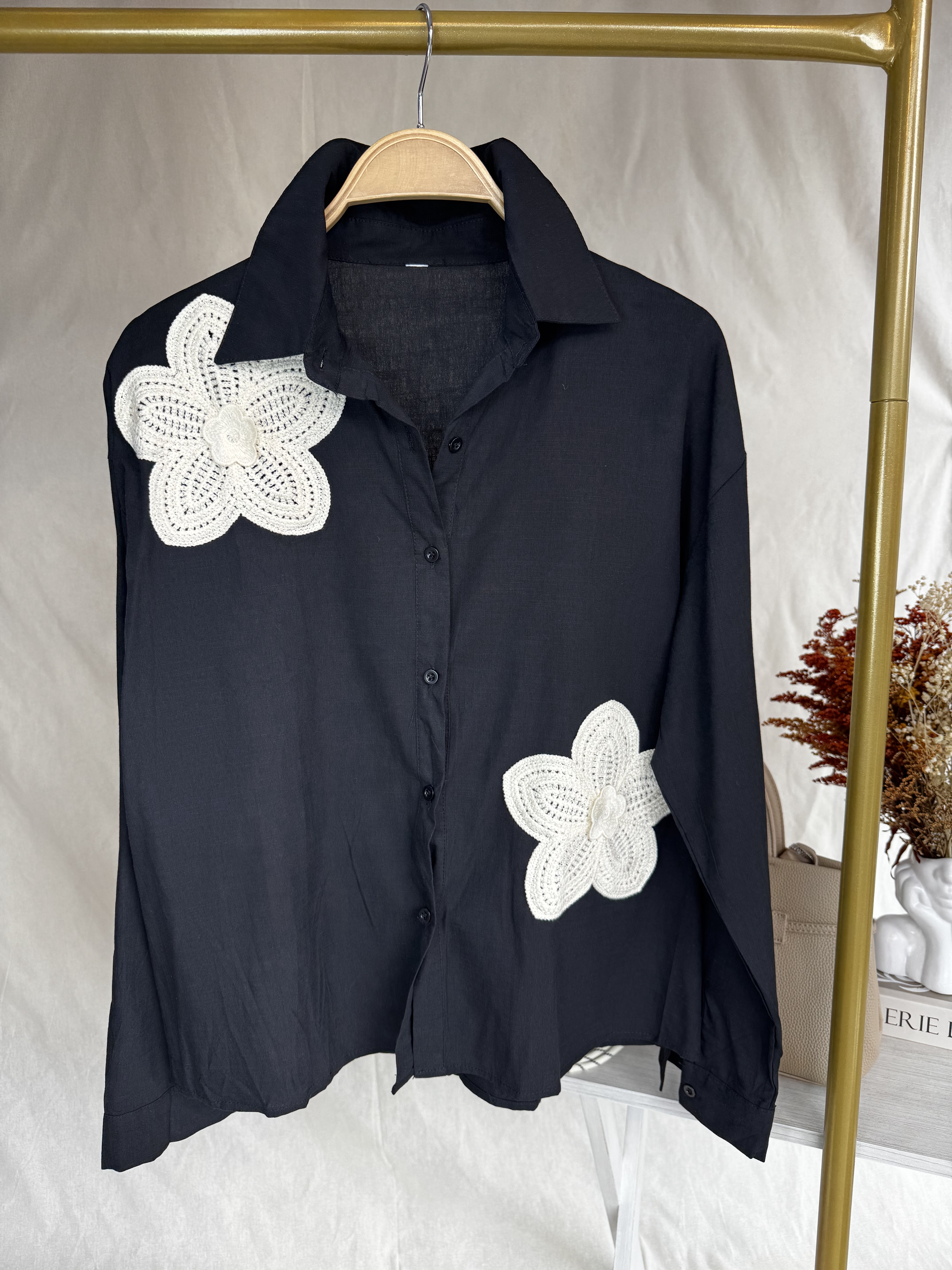 Camisa negra con aplicaciones florales