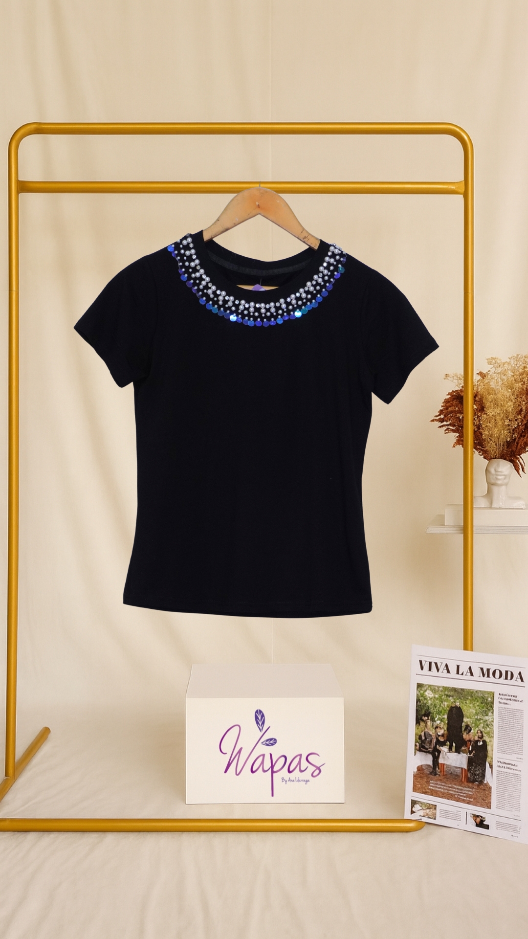 Blusa negra con pedrería