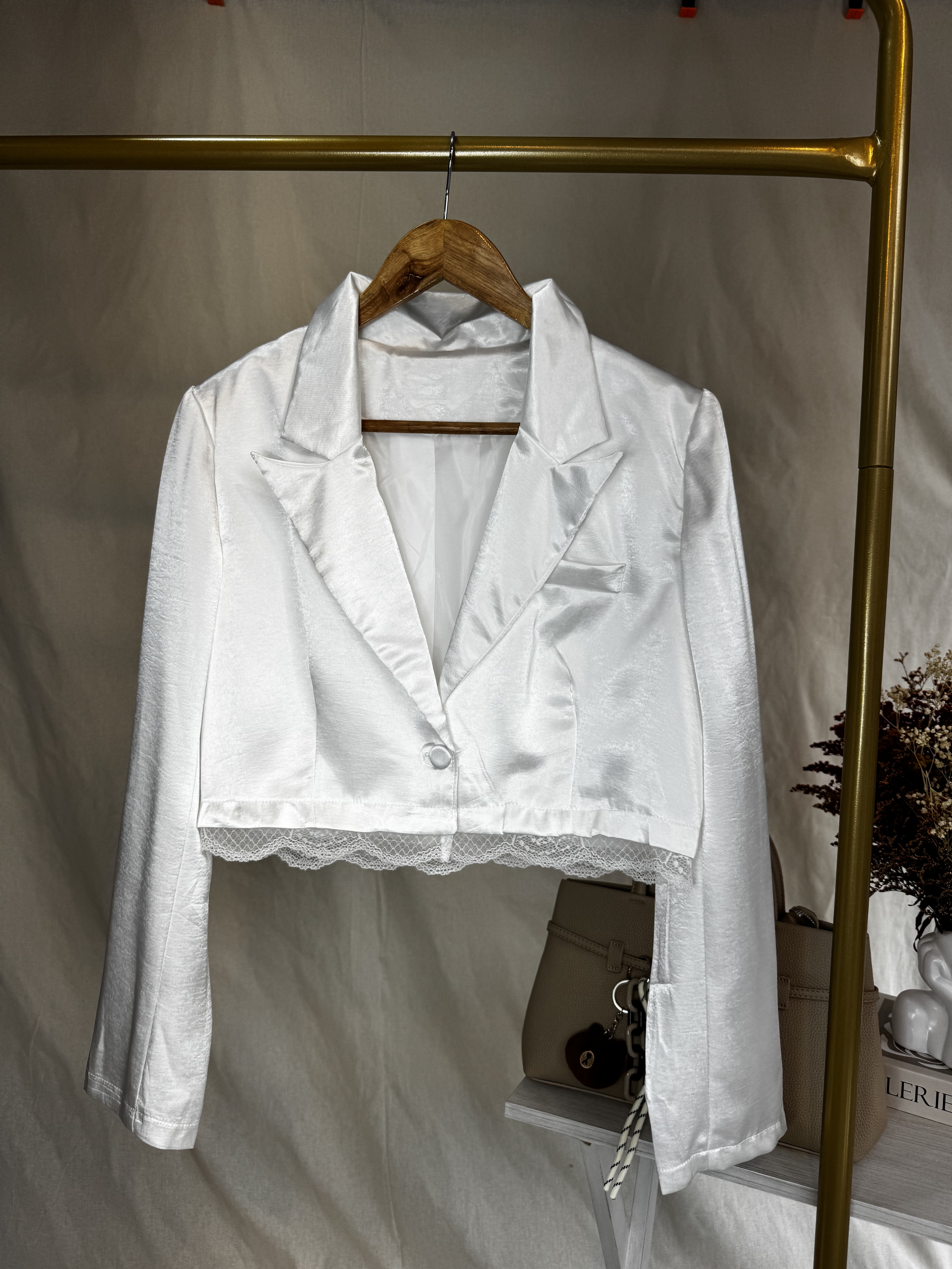 Blazer corto blanco de satén