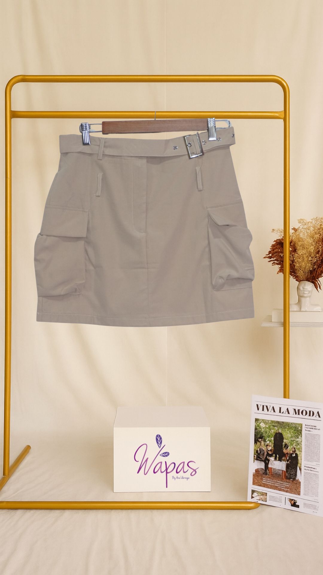 Falda beige con bolsillos