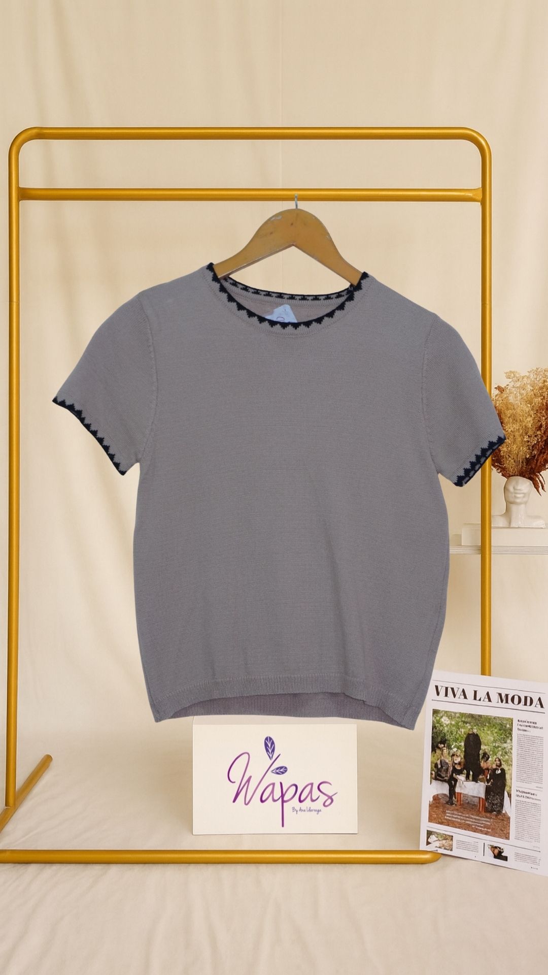 Camiseta gris con detalles en negro