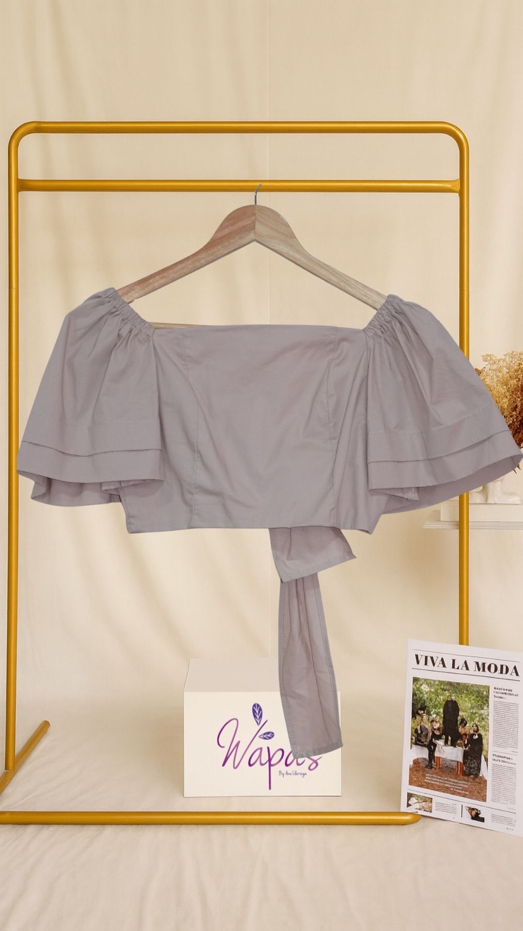 Blusa gris de hombros descubiertos