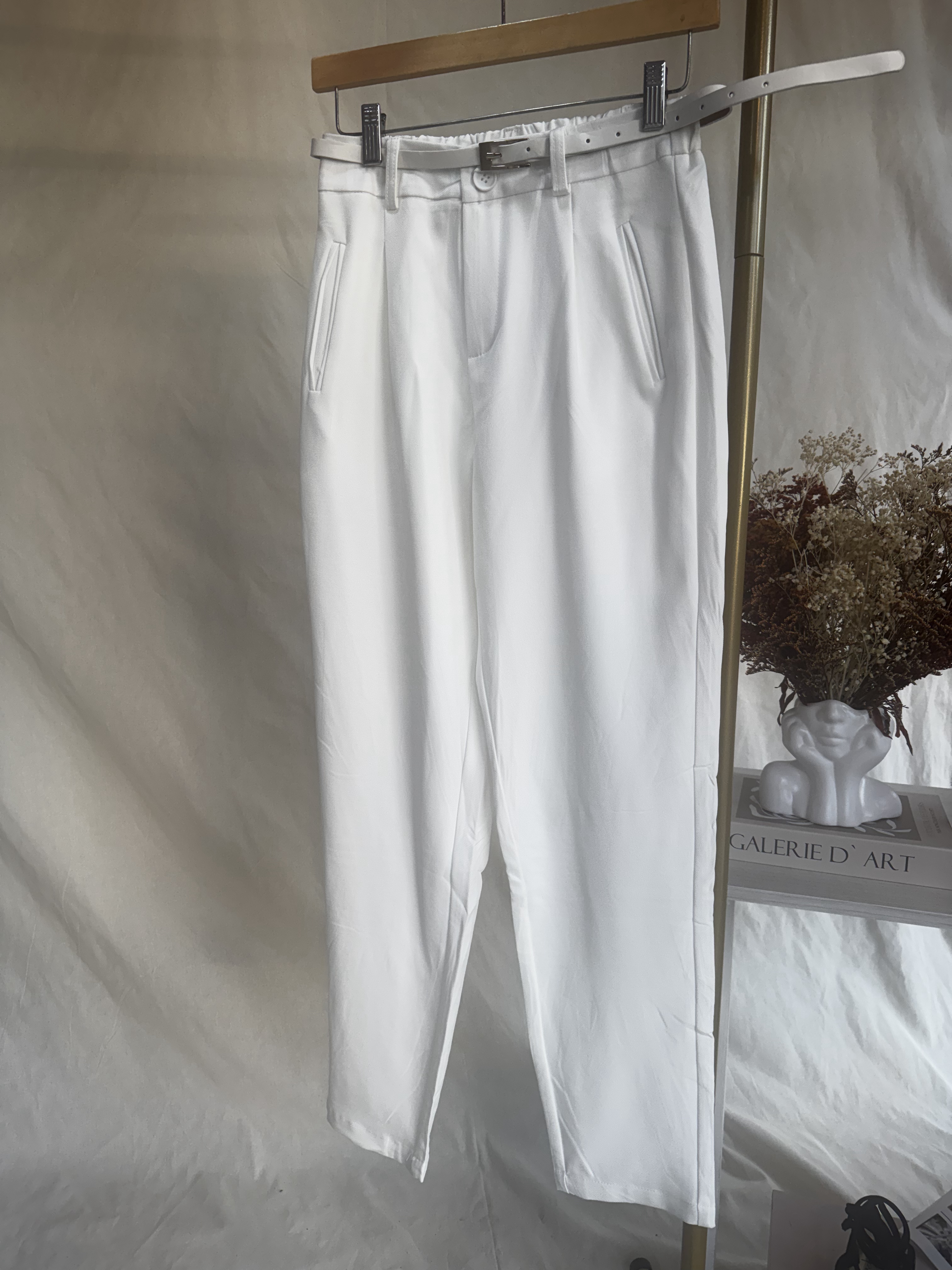 Pantalones blancos de mujer