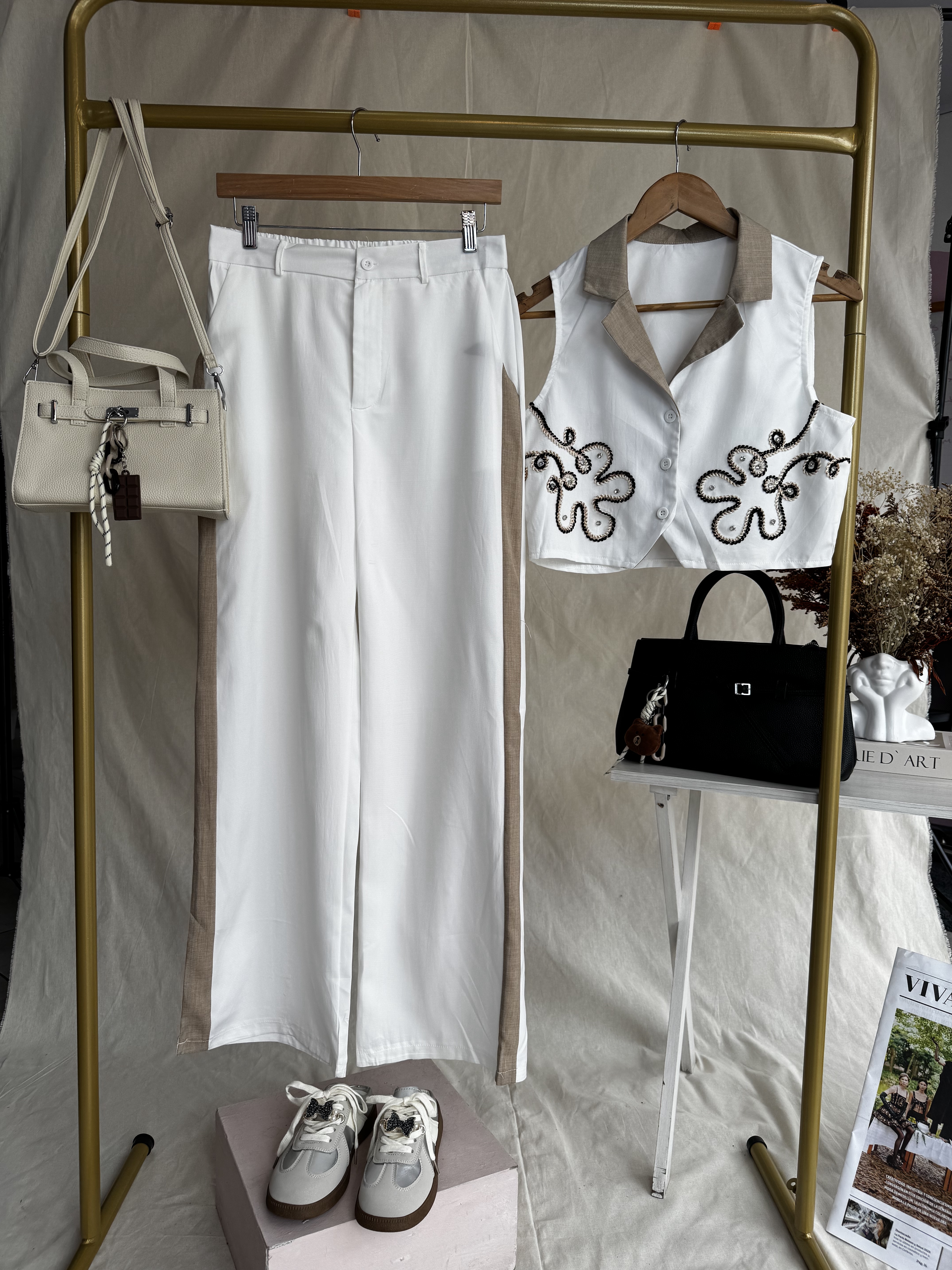 Conjunto de pantalón y chaleco blanco