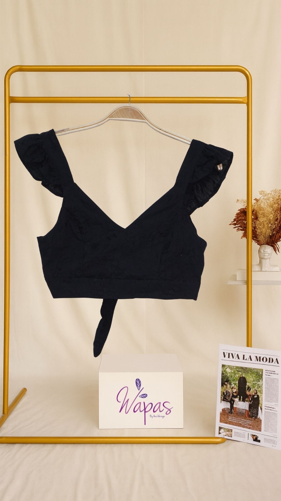 Top negro de tirantes con volantes