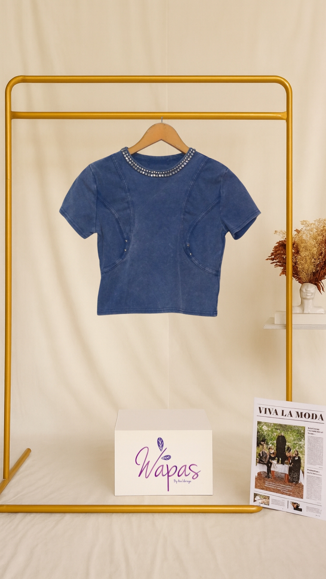Blusa azul con detalles de pedrería