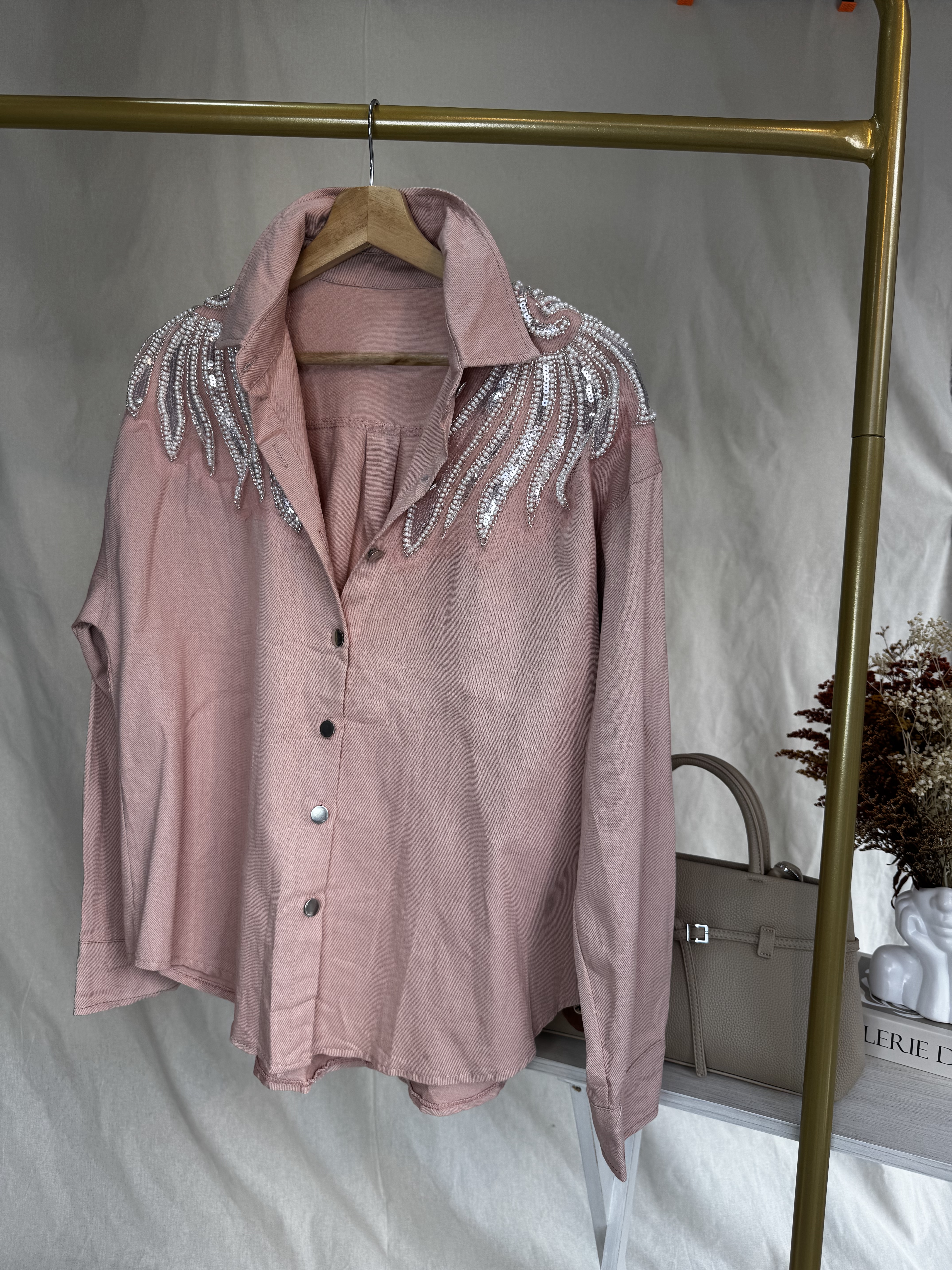 Camisa rosa con pedrería