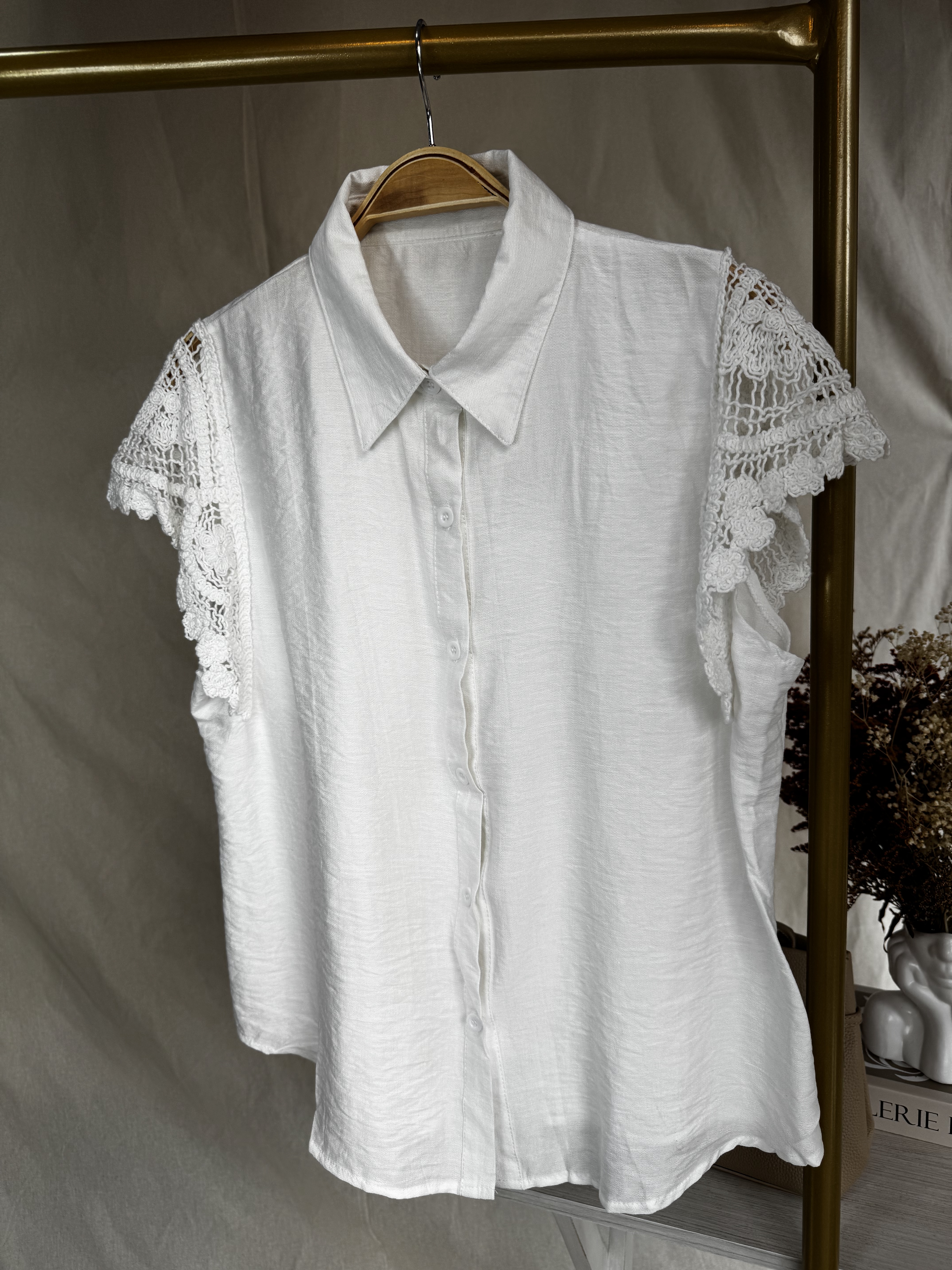 Blusa blanca con encaje