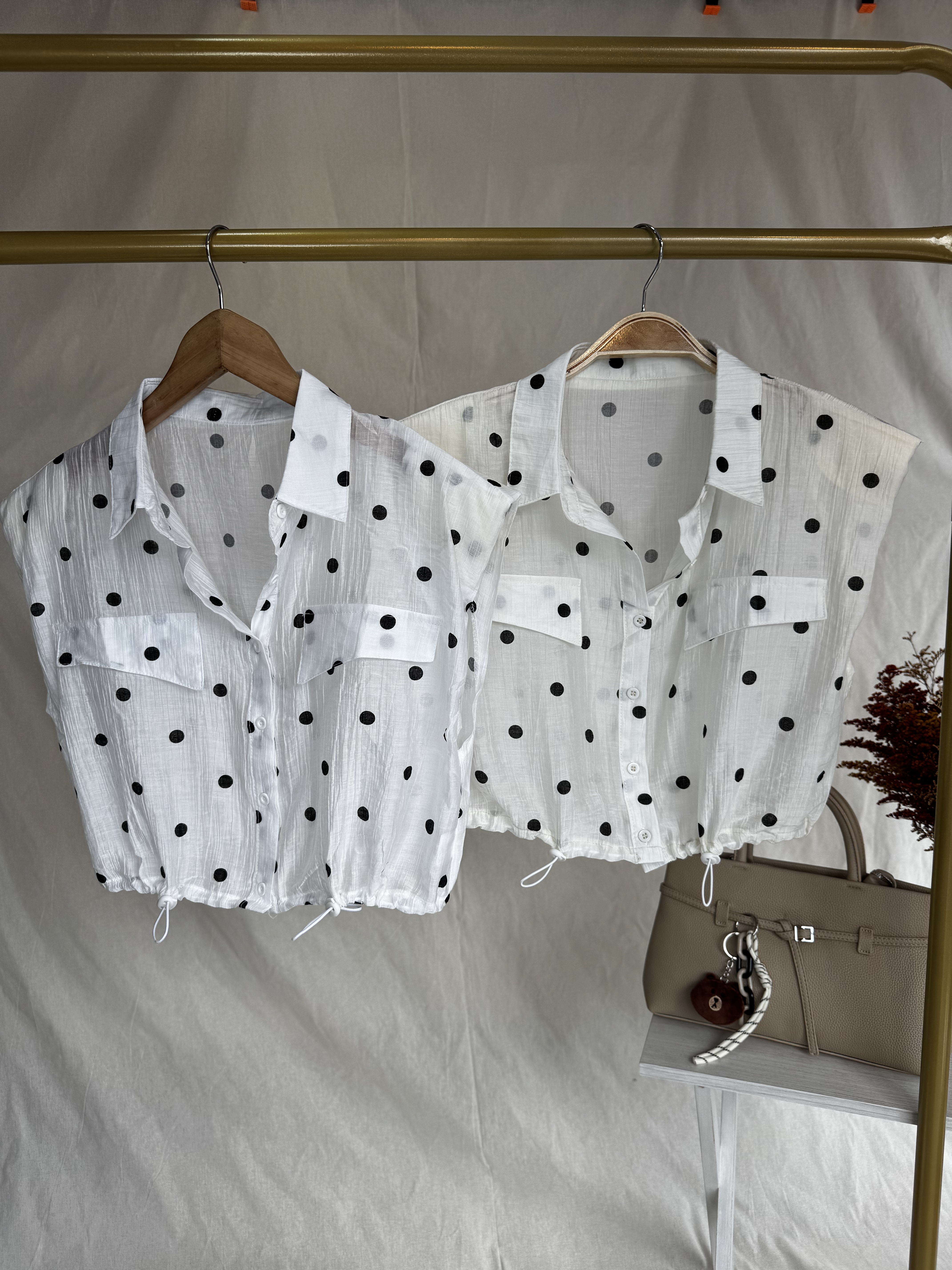 Camisas blancas con lunares negros