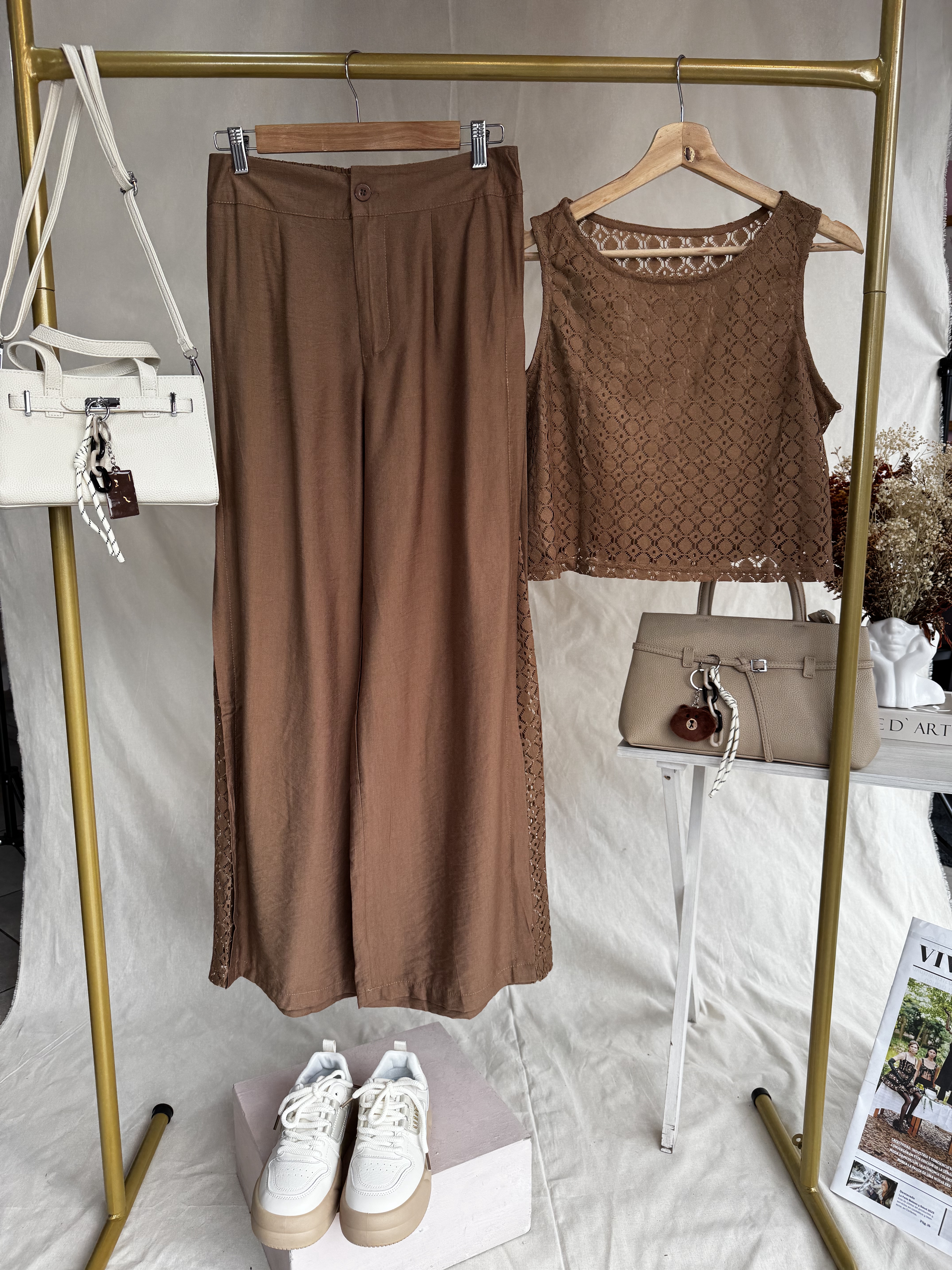 Conjunto de pantalón y blusa de encaje marrón