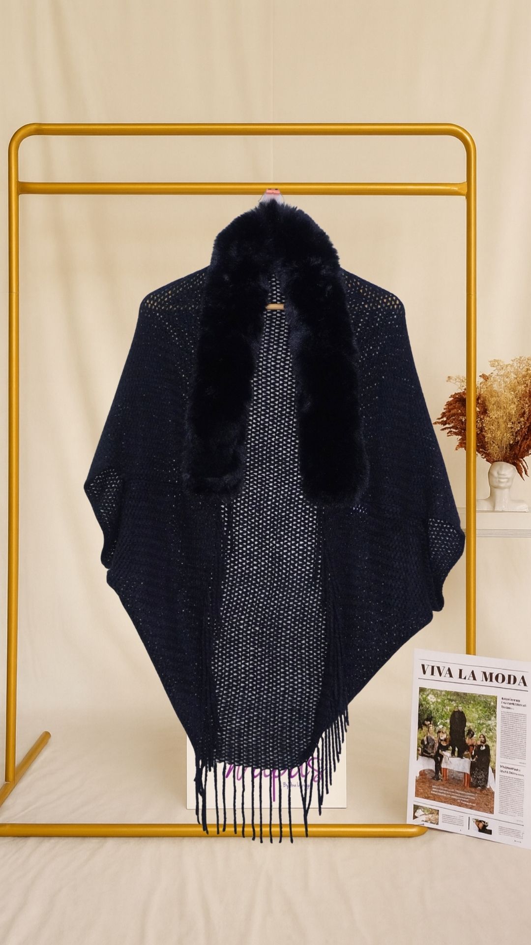 Chal de punto negro con cuello de peluche