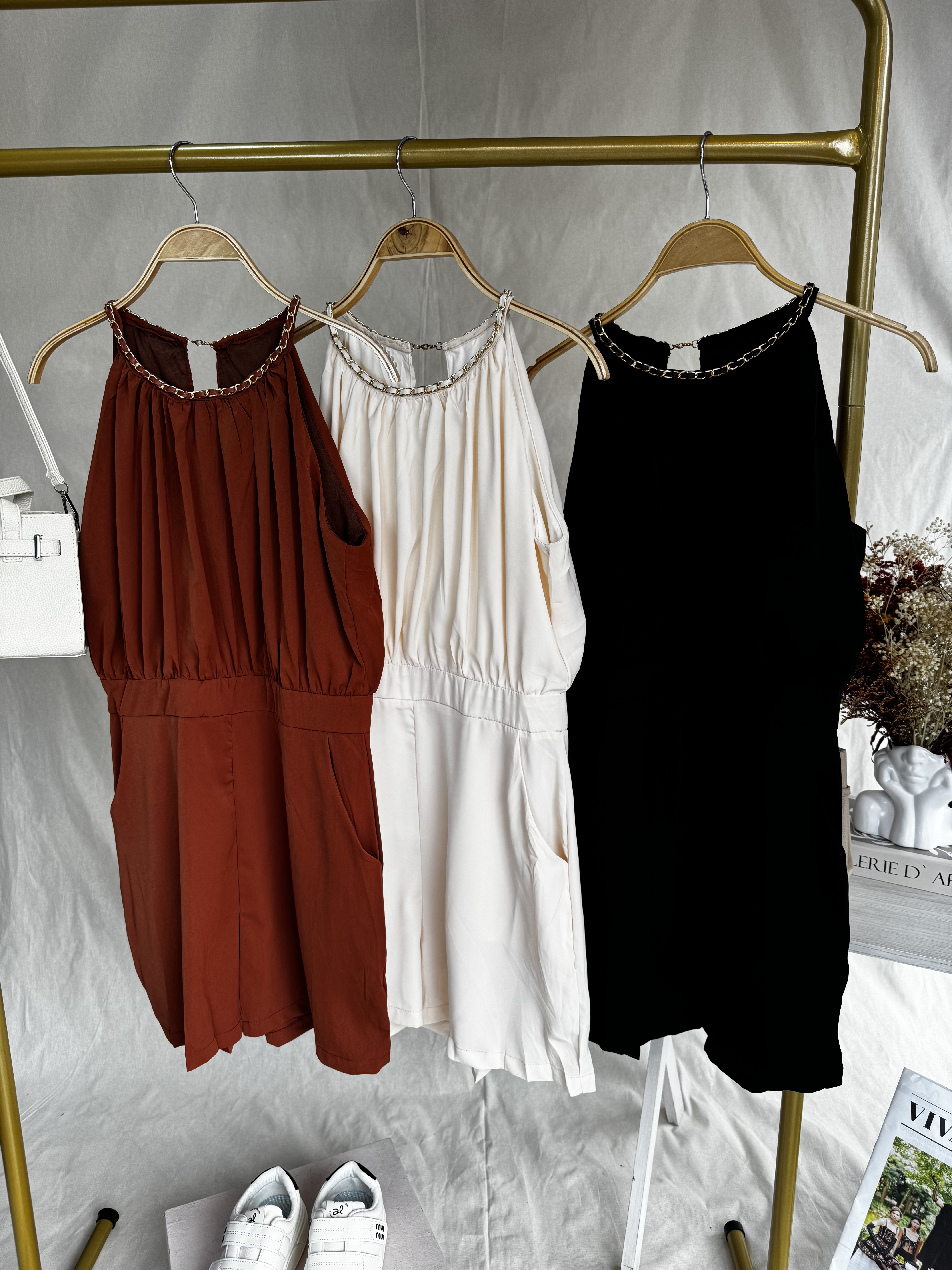 Vestido corto con cadena en el cuello