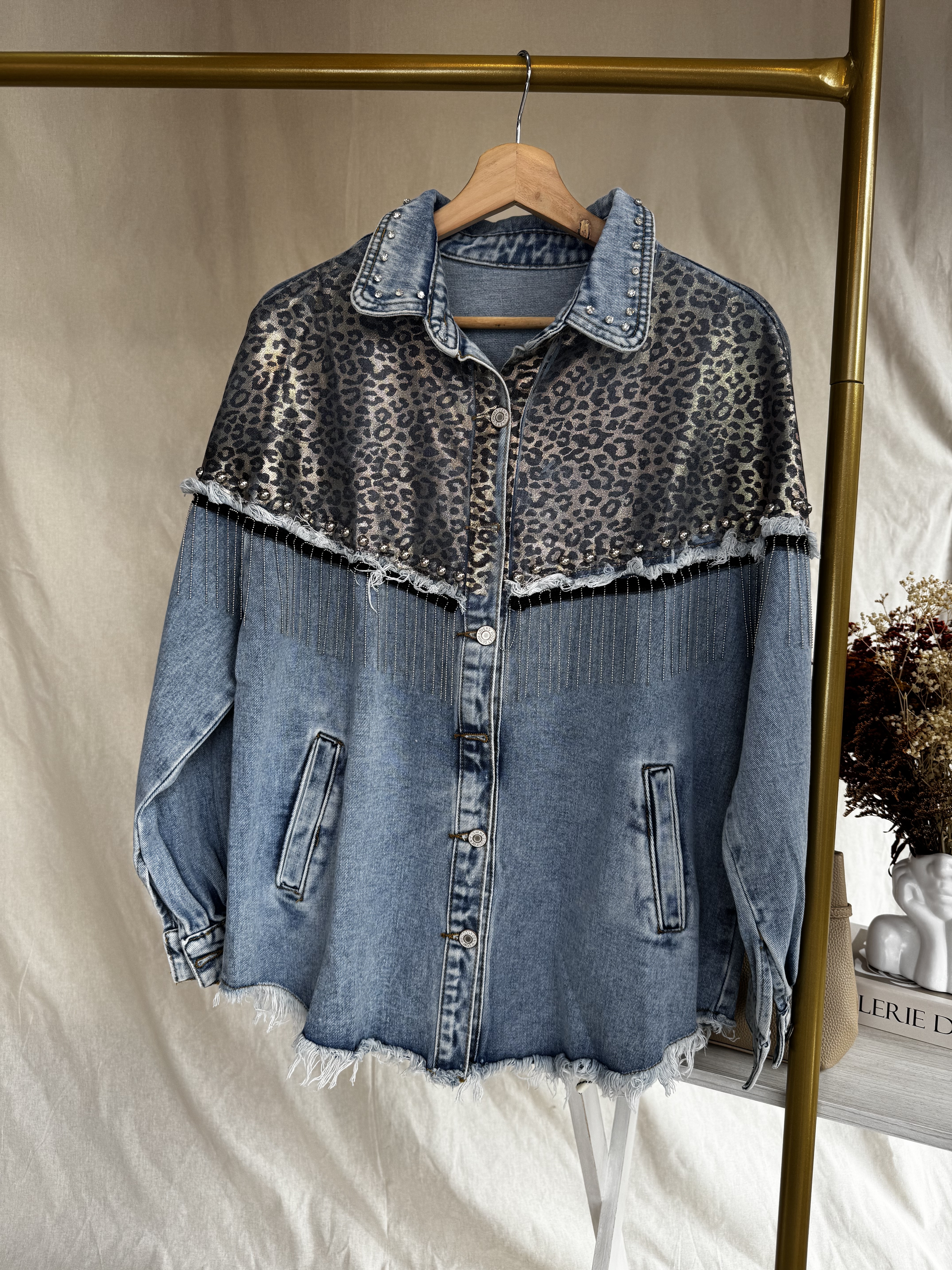 Chaqueta de mezclilla con estampado de leopardo