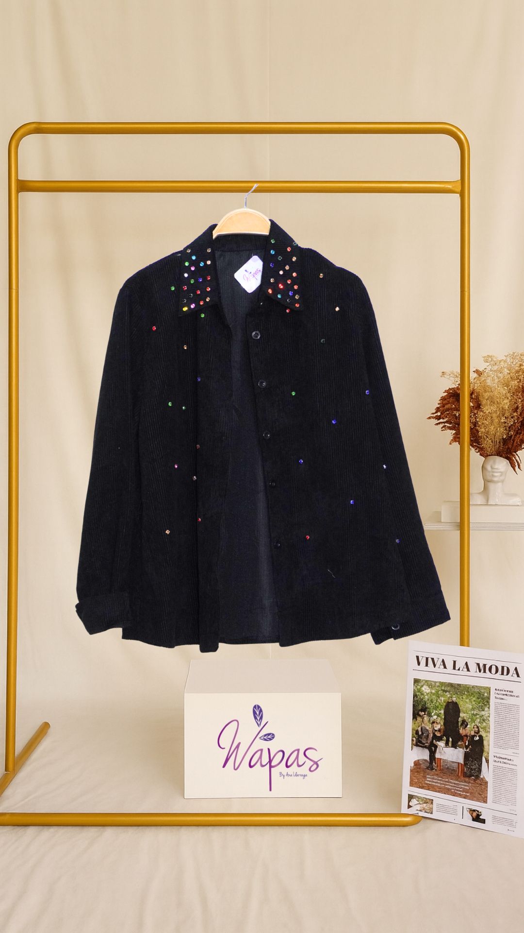 Abrigo negro con detalles de colores