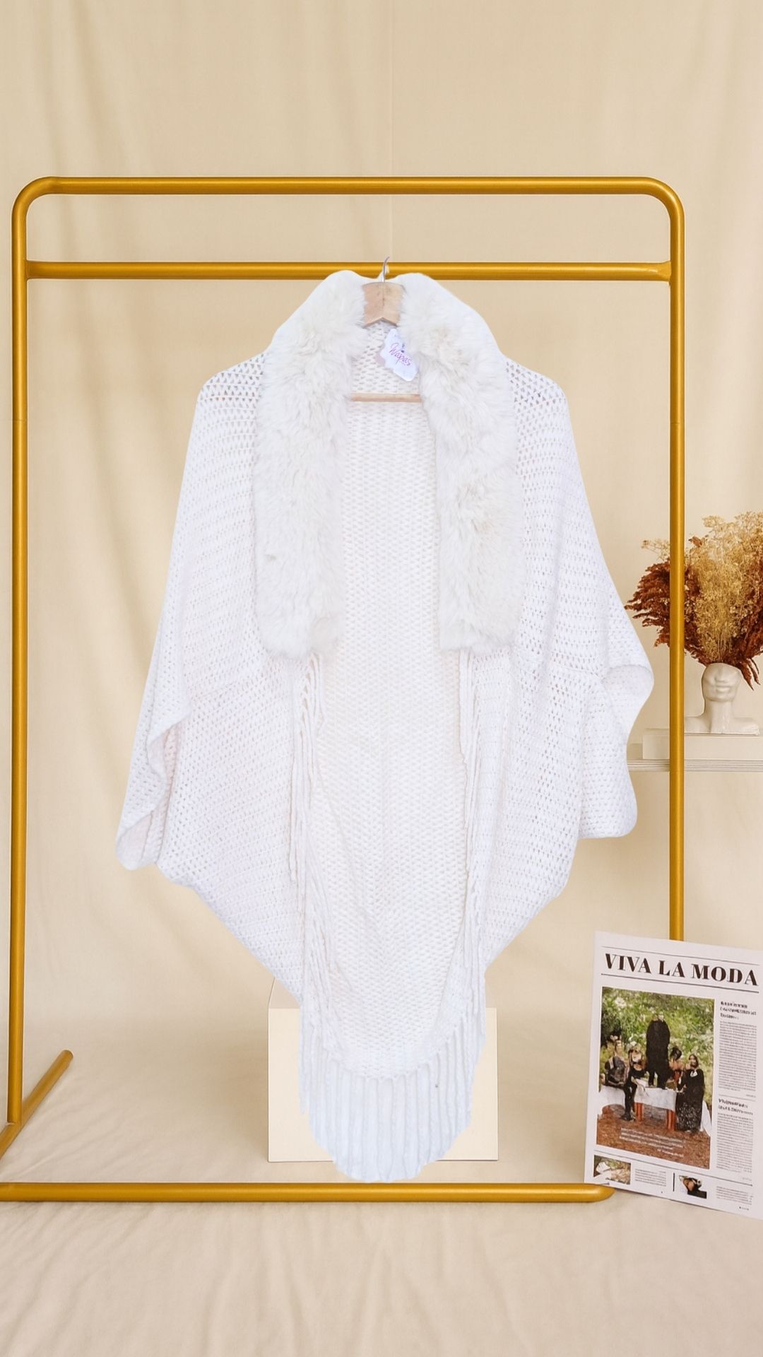 Chaleco blanco con cuello de peluche