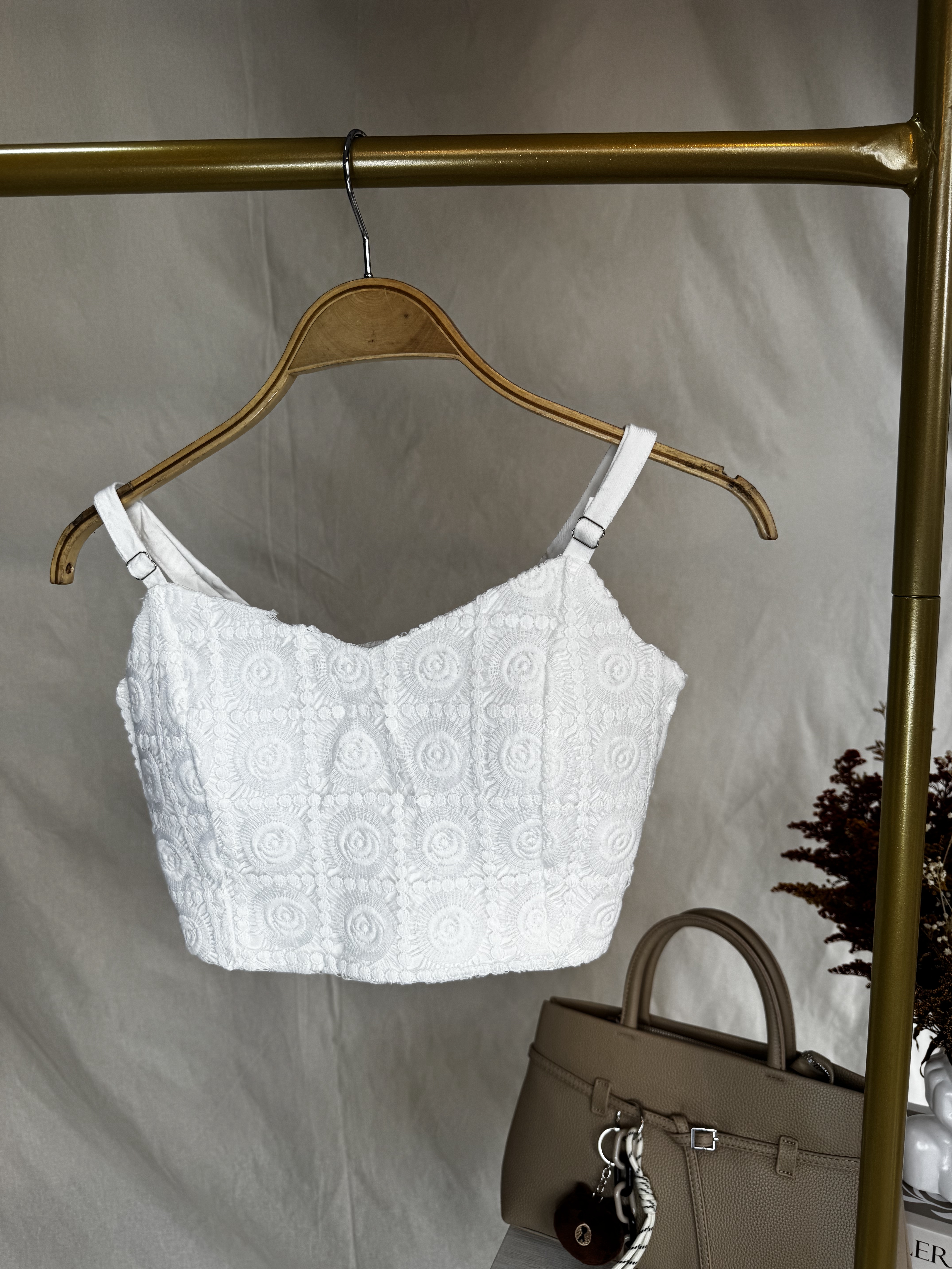 Top corto blanco de encaje