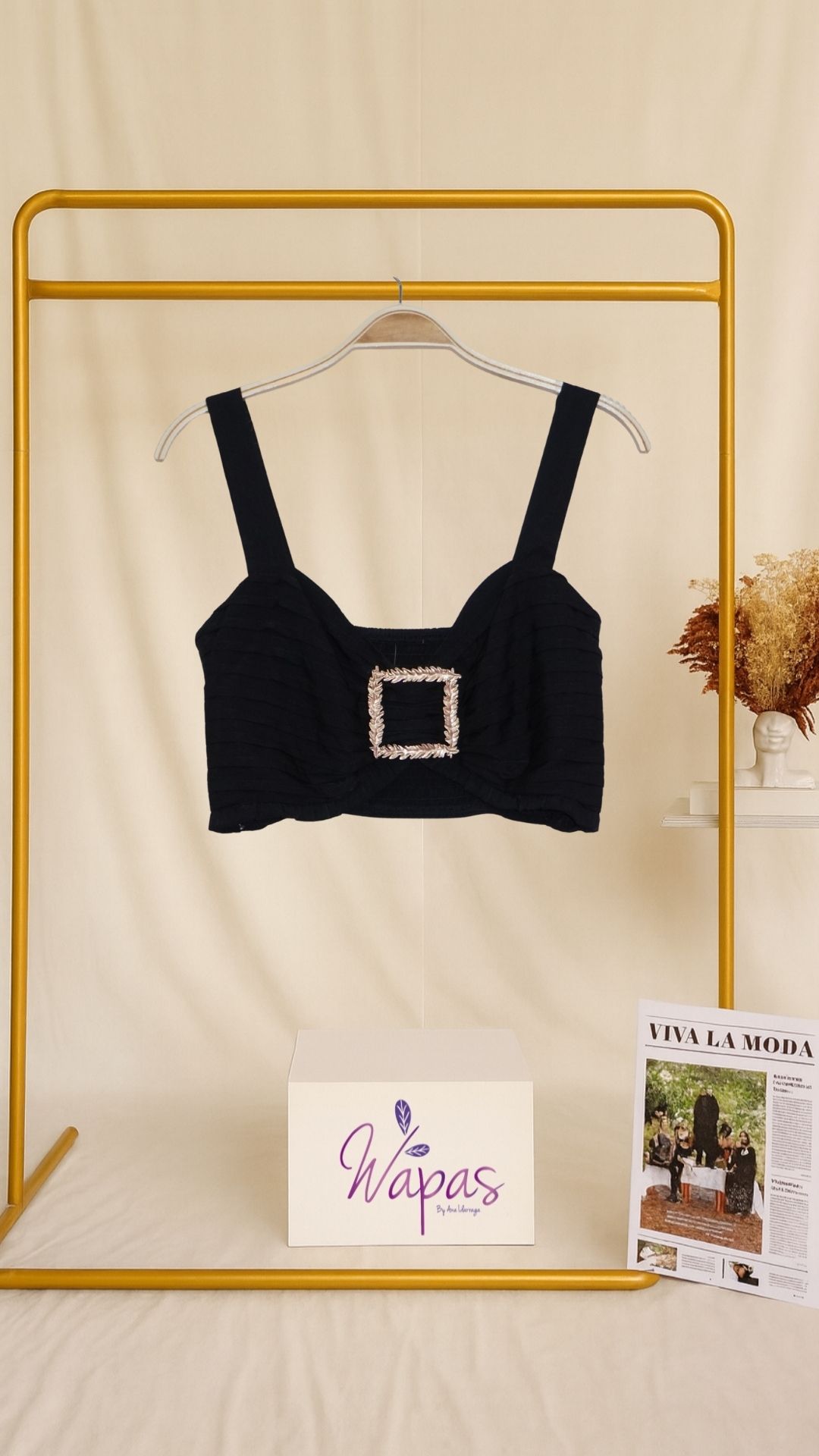 Top negro con hebilla decorativa