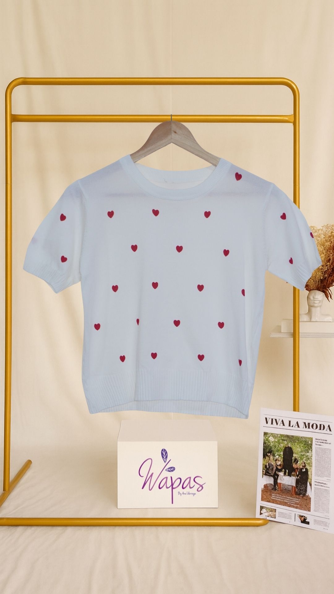 Camiseta azul con corazones