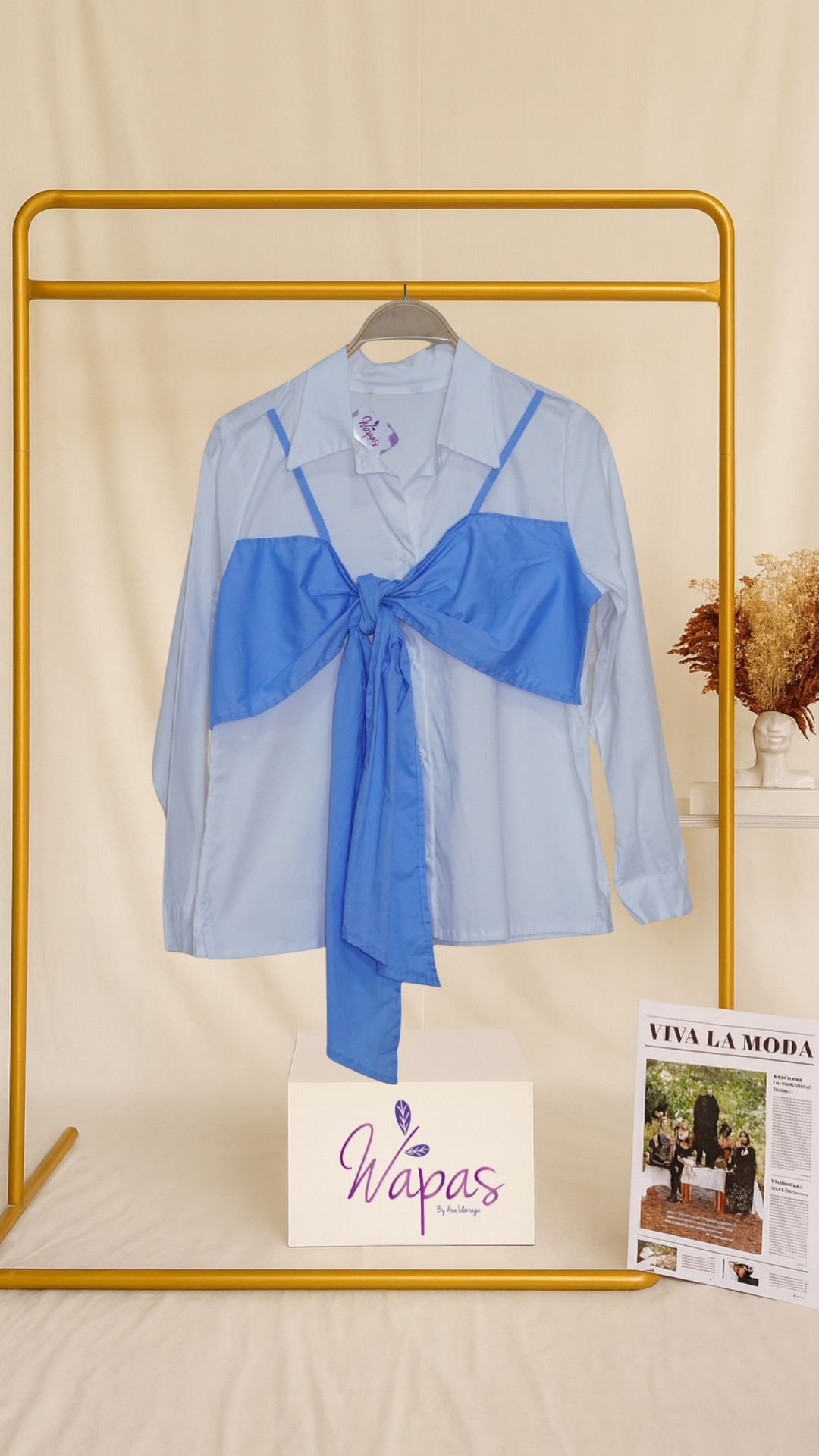 Blusa Blanca con diseño moderno en azul