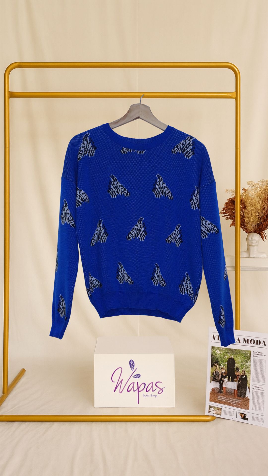 Suéter azul con estampado de mariposas