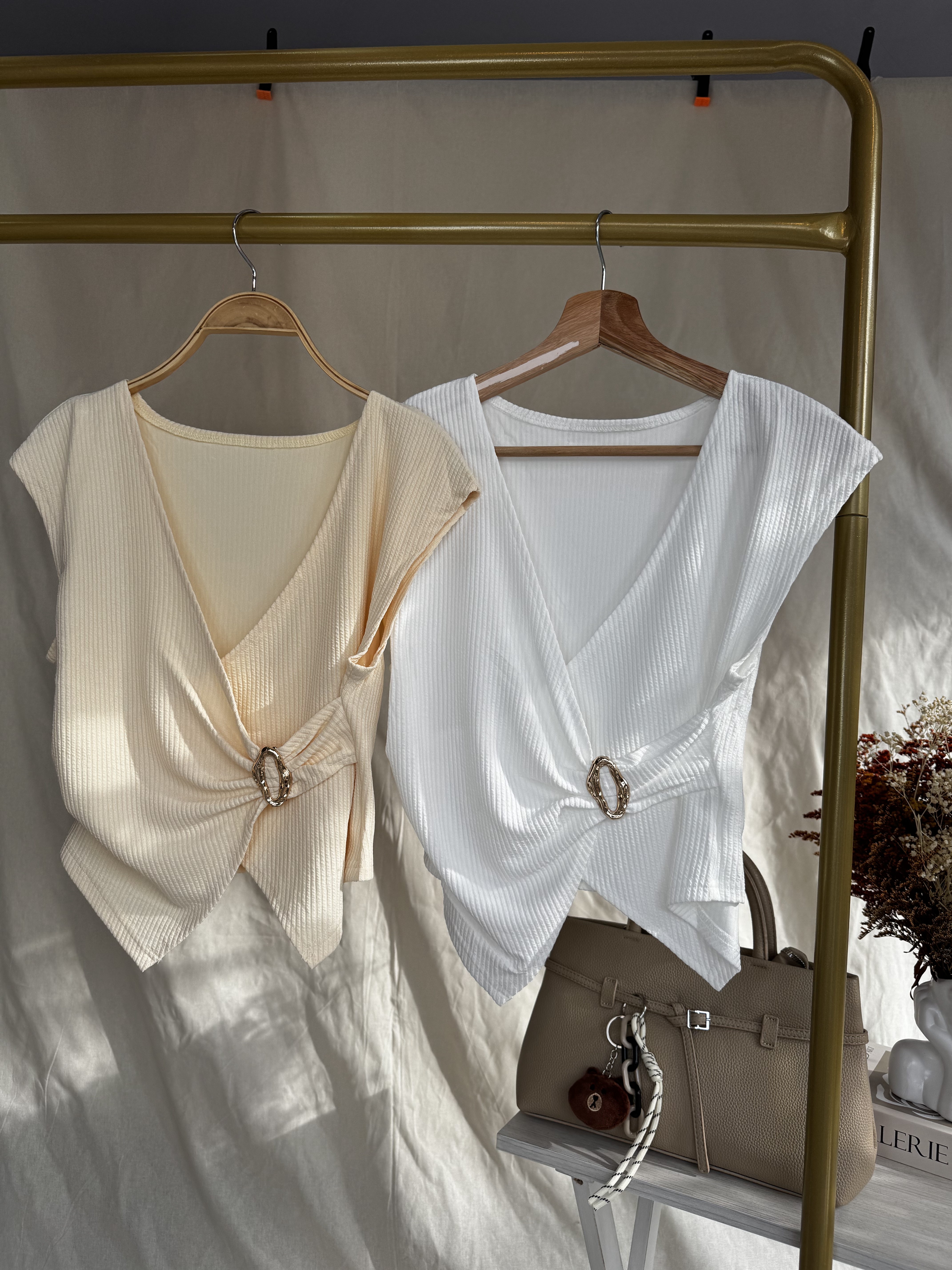 Blusa de punto con broche