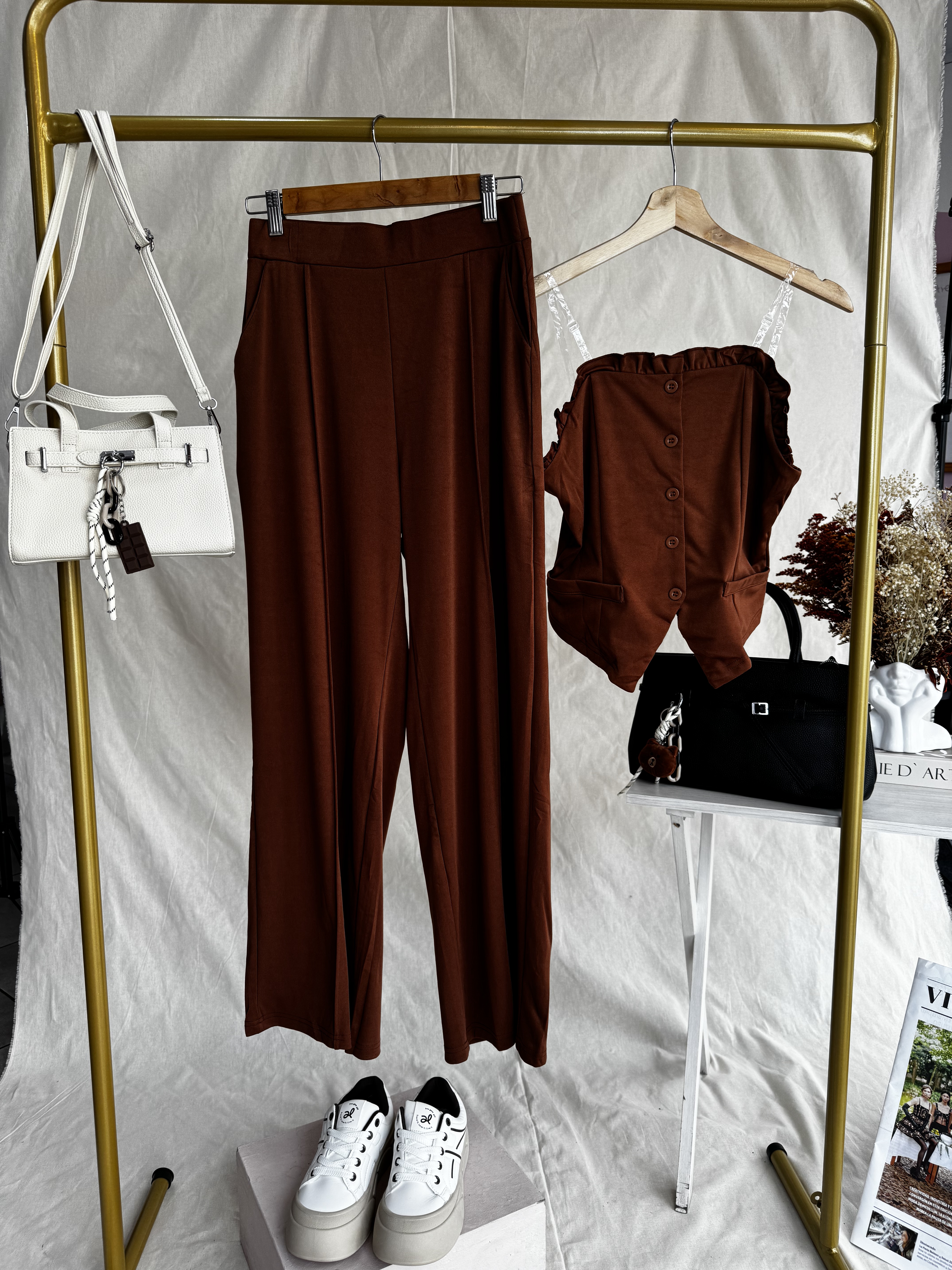 Conjunto marrón de dos piezas para mujer