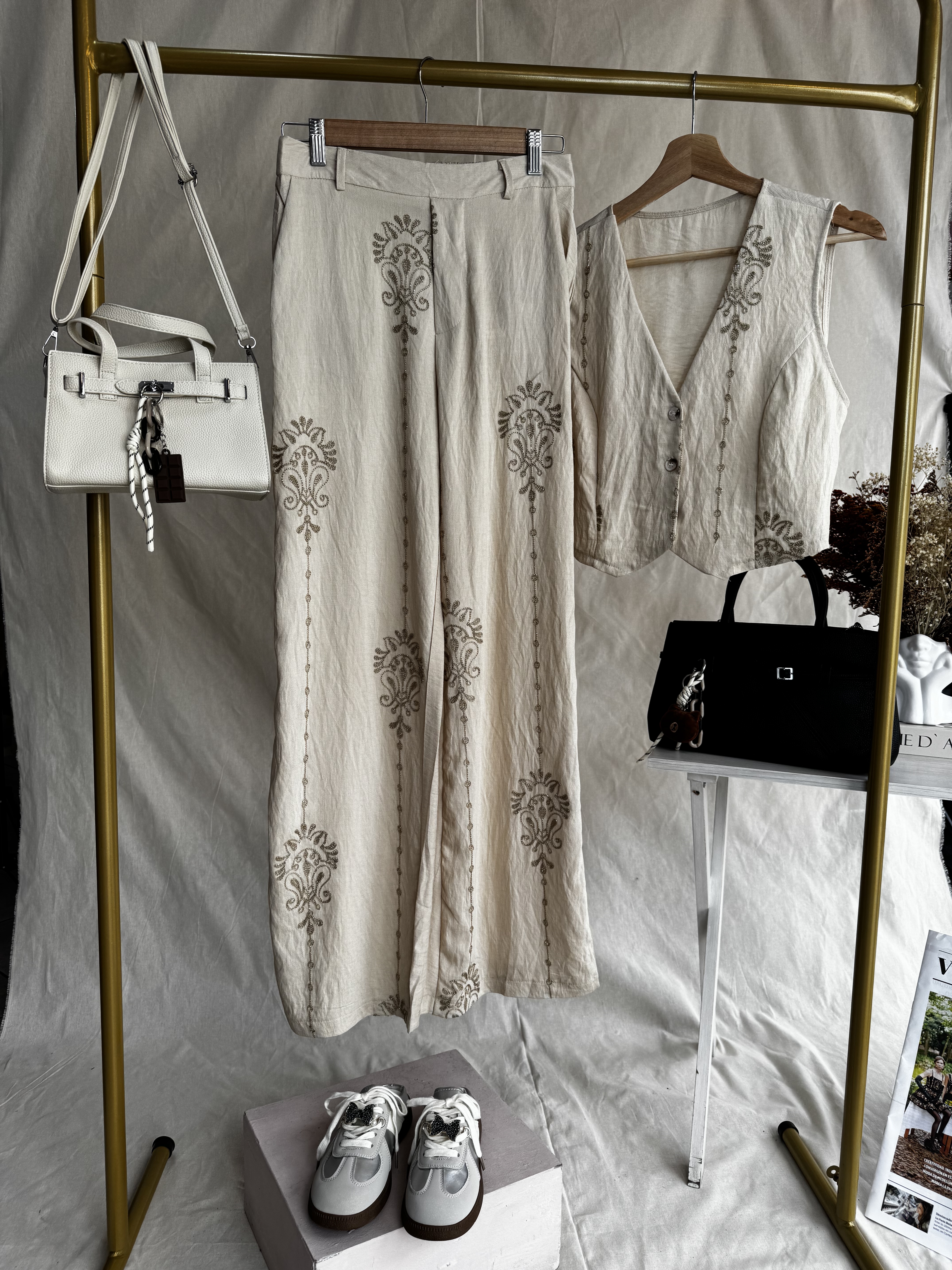 Conjunto de pantalón y chaleco bordado