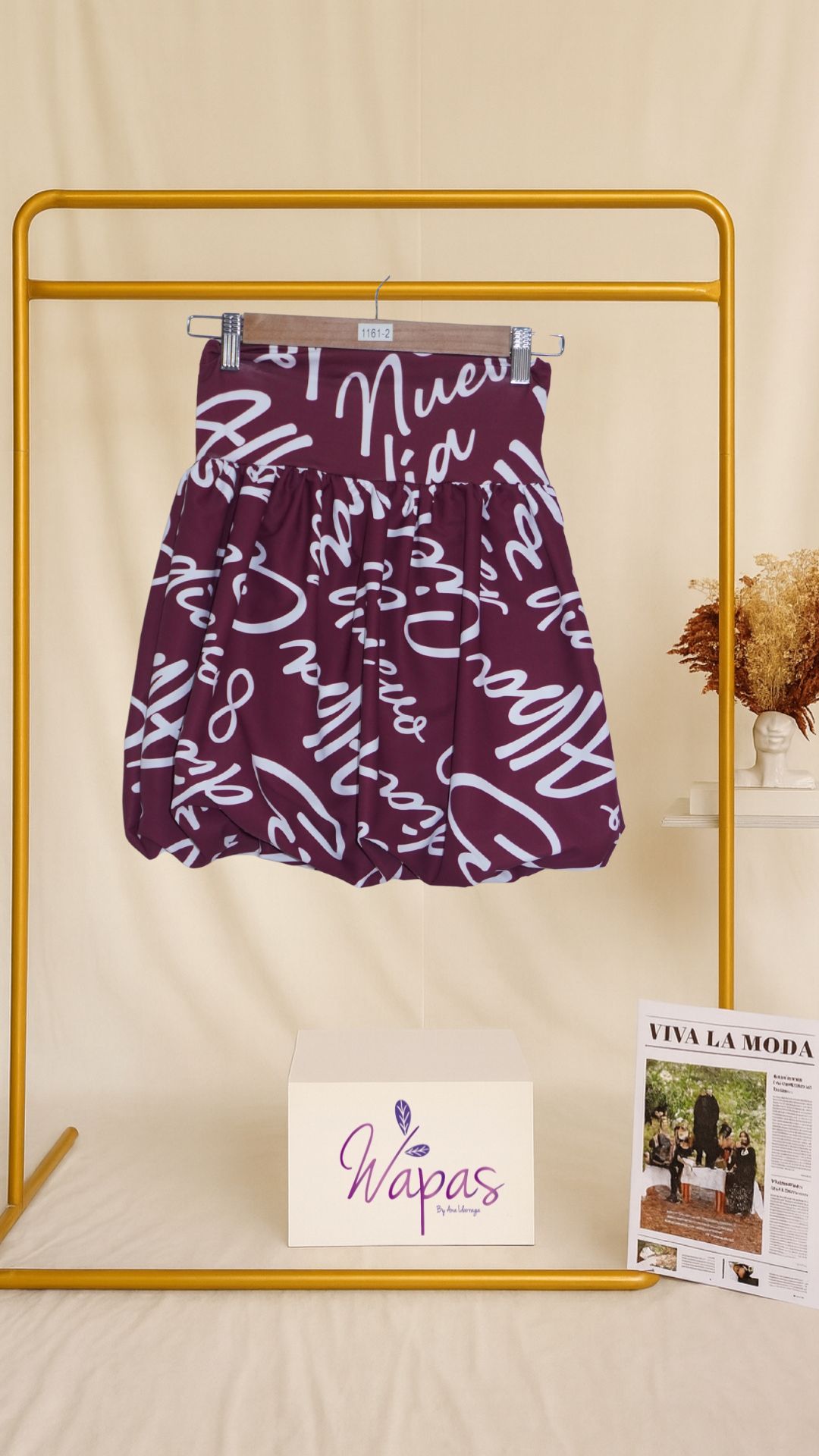 Falda morada con letras blancas