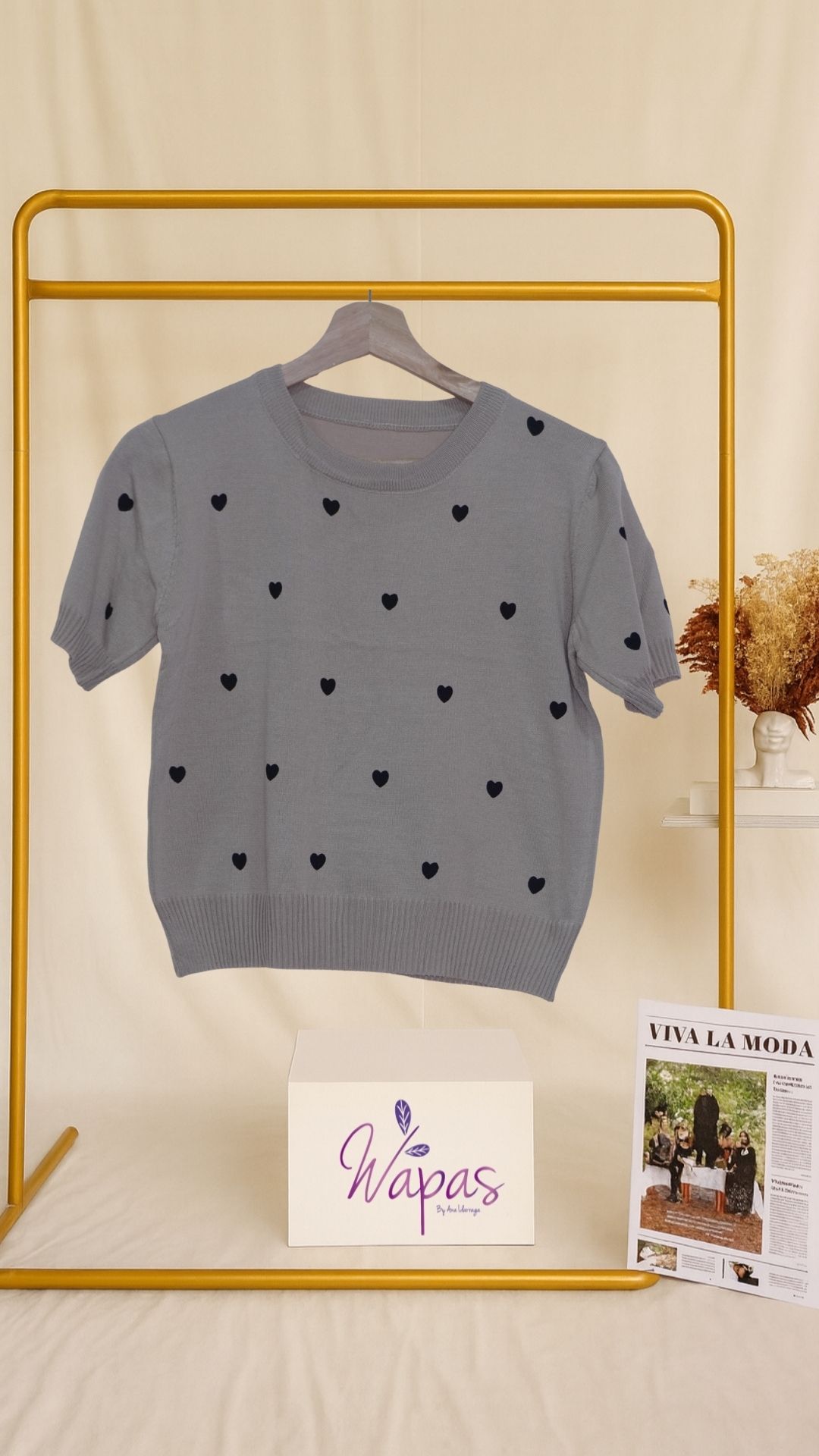 Suéter gris con corazones
