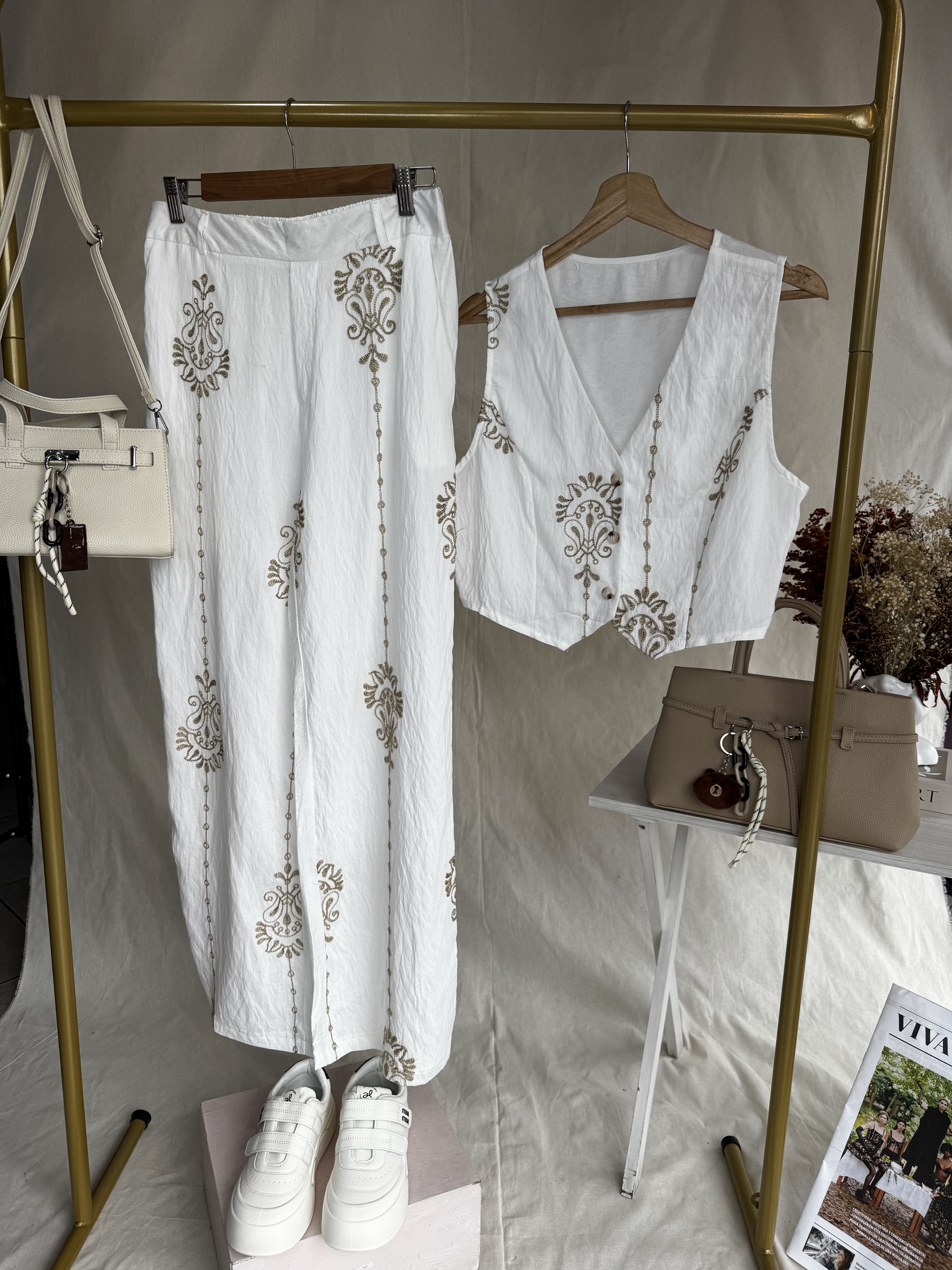 Conjunto de blusa y pantalón bordados