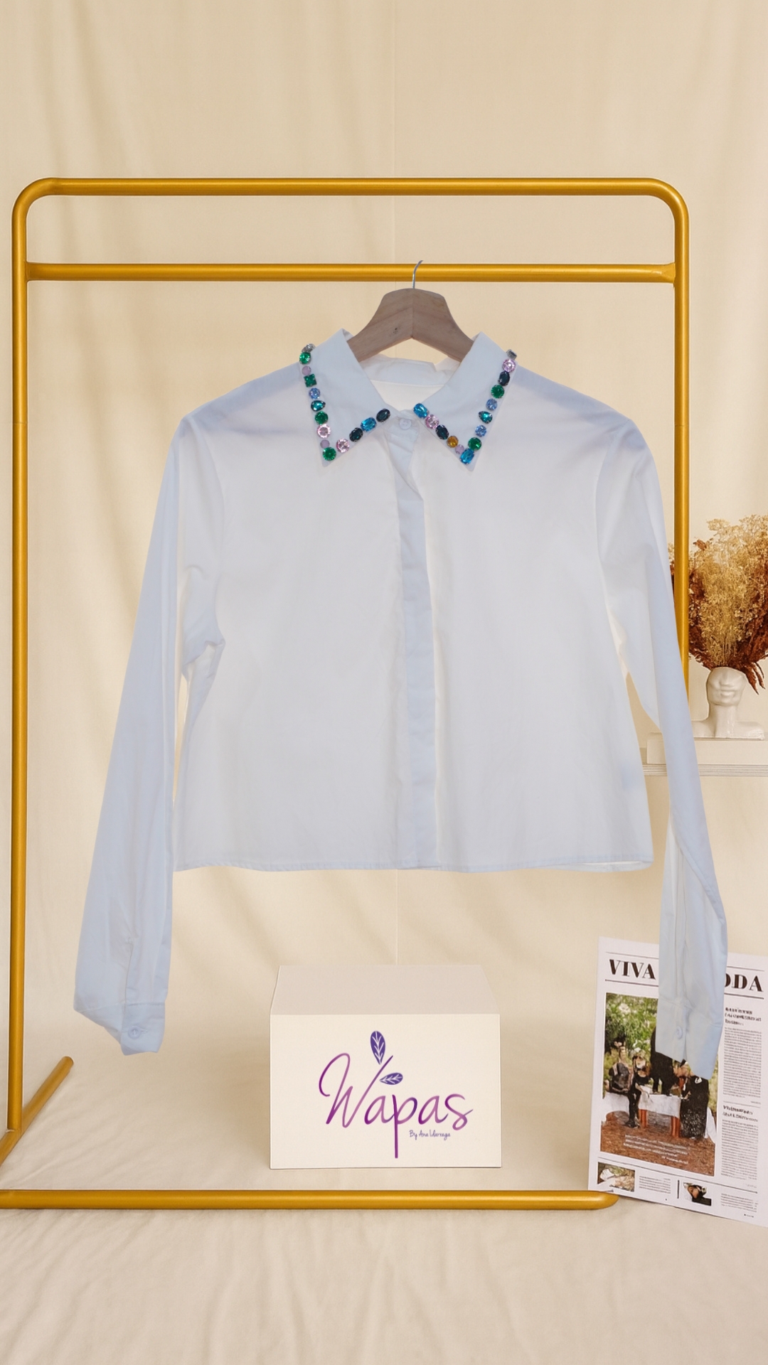 Camisa azul con cuello decorado