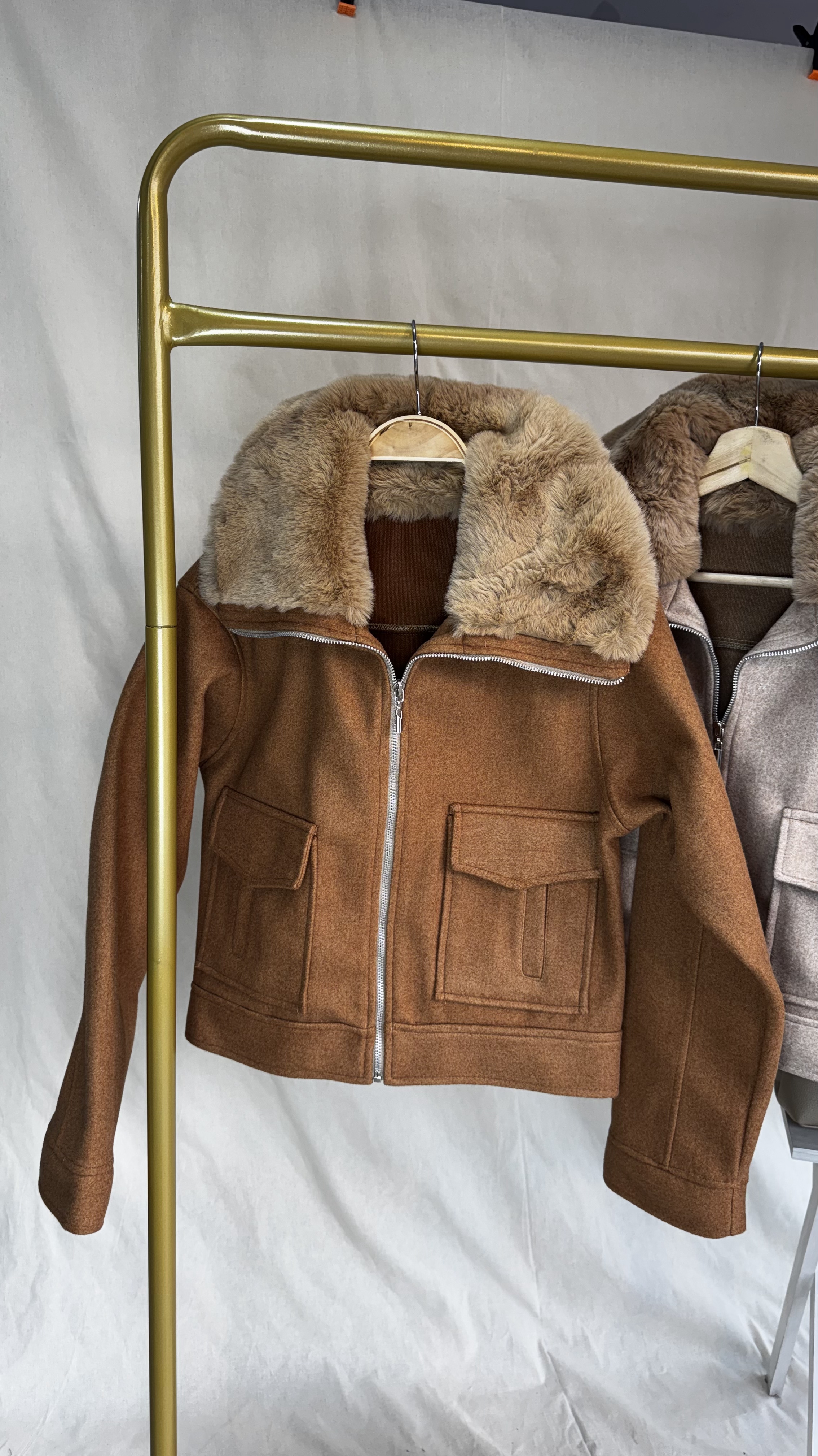 Chaqueta de lana con cuello de pelo