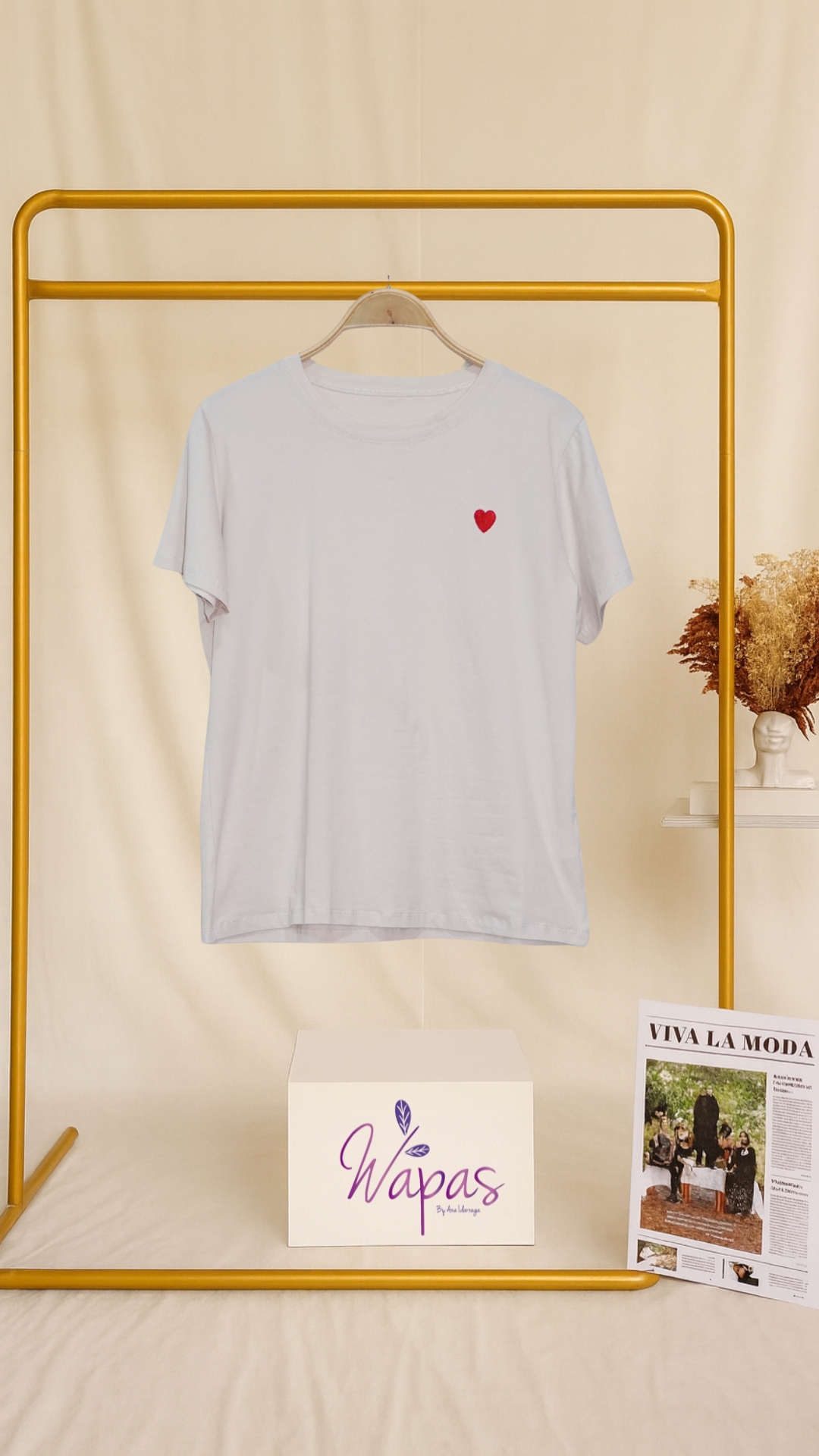 Camiseta blanca con corazón rojo