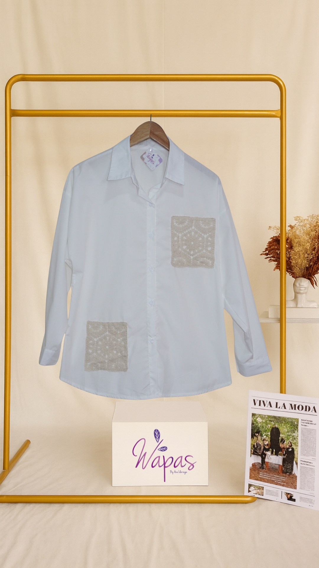 Camisa blanca con detalles de encaje