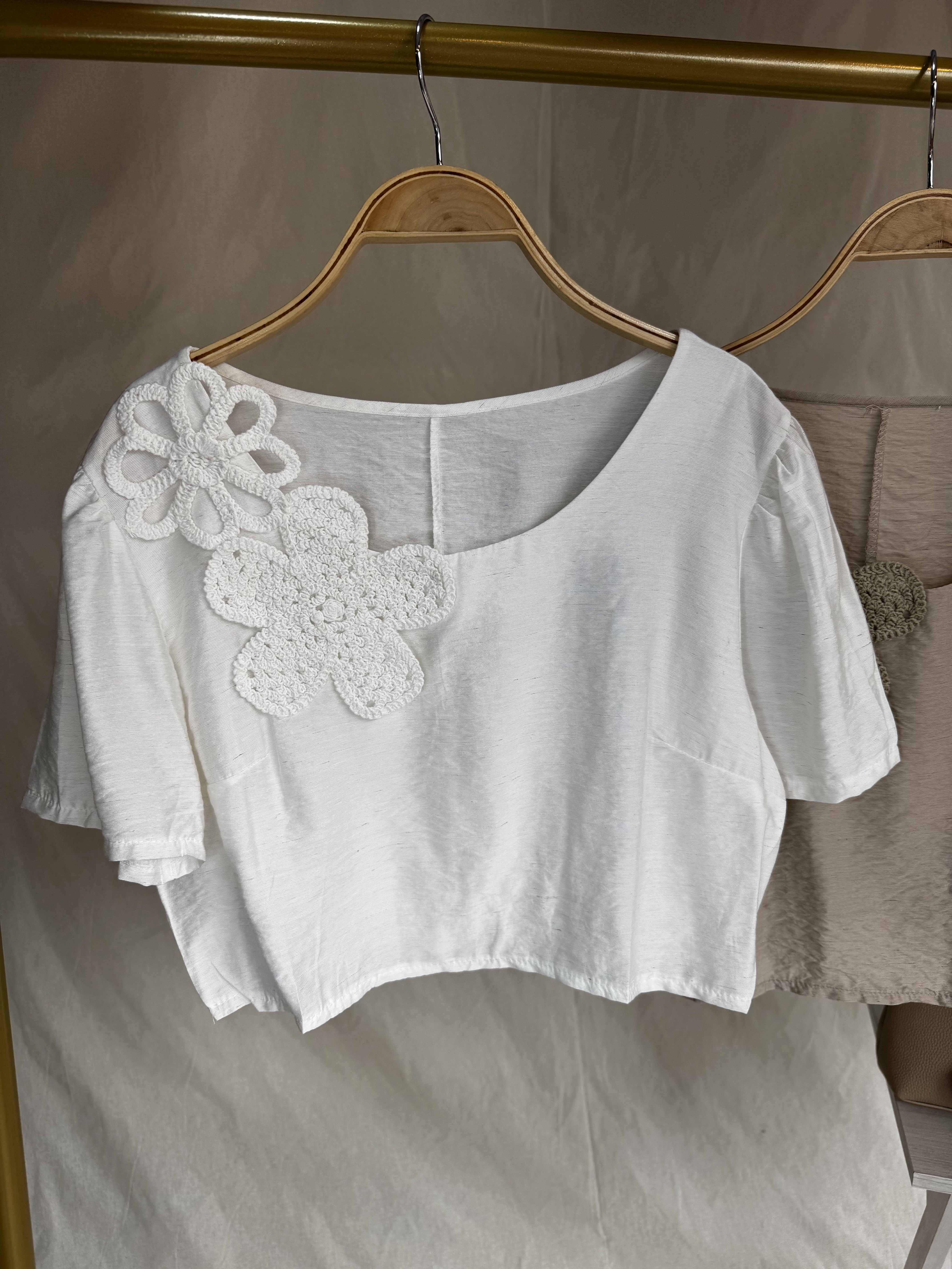 Blusa blanca con flores tejidas