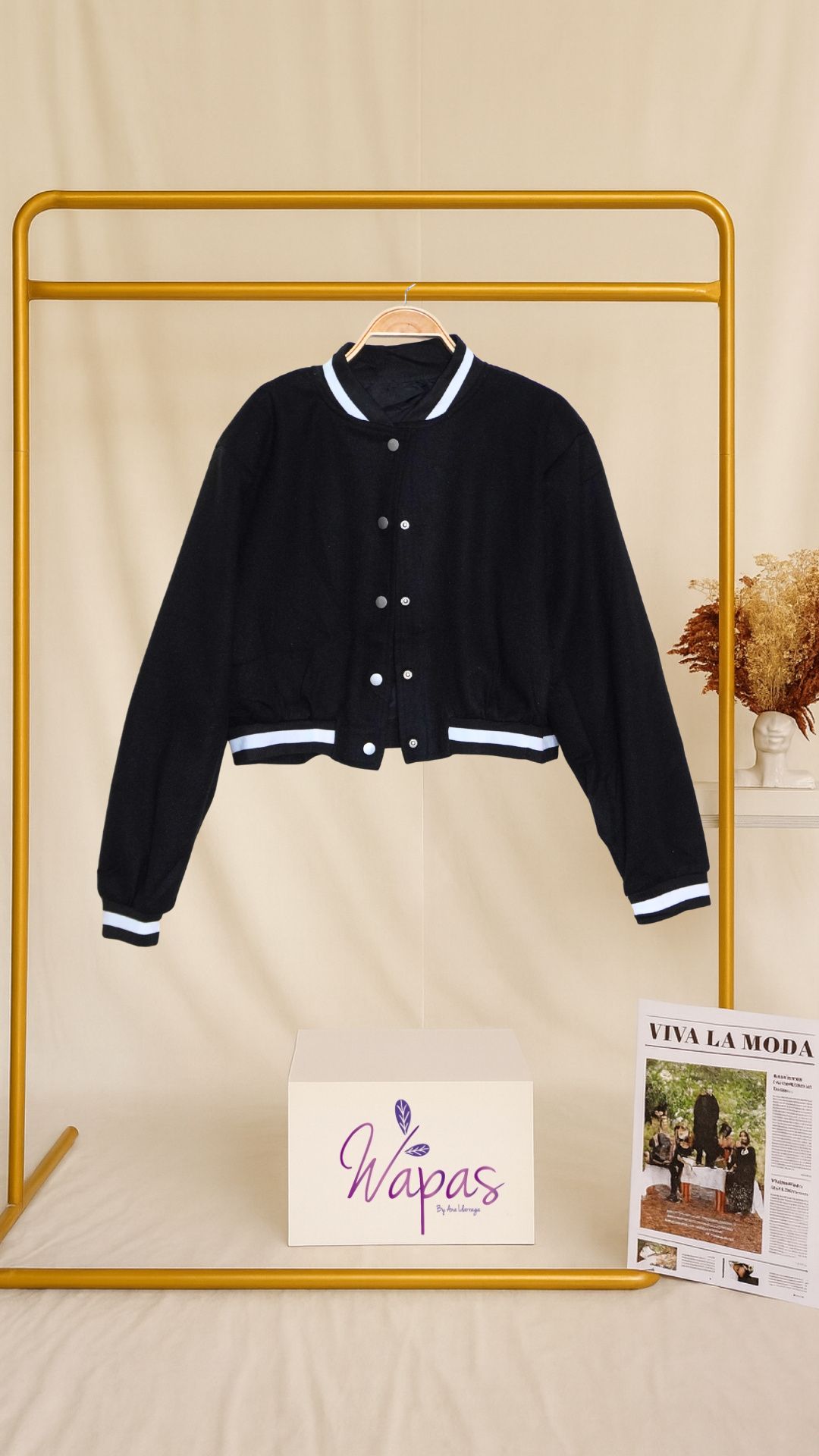 Chaqueta negra estilo varsity