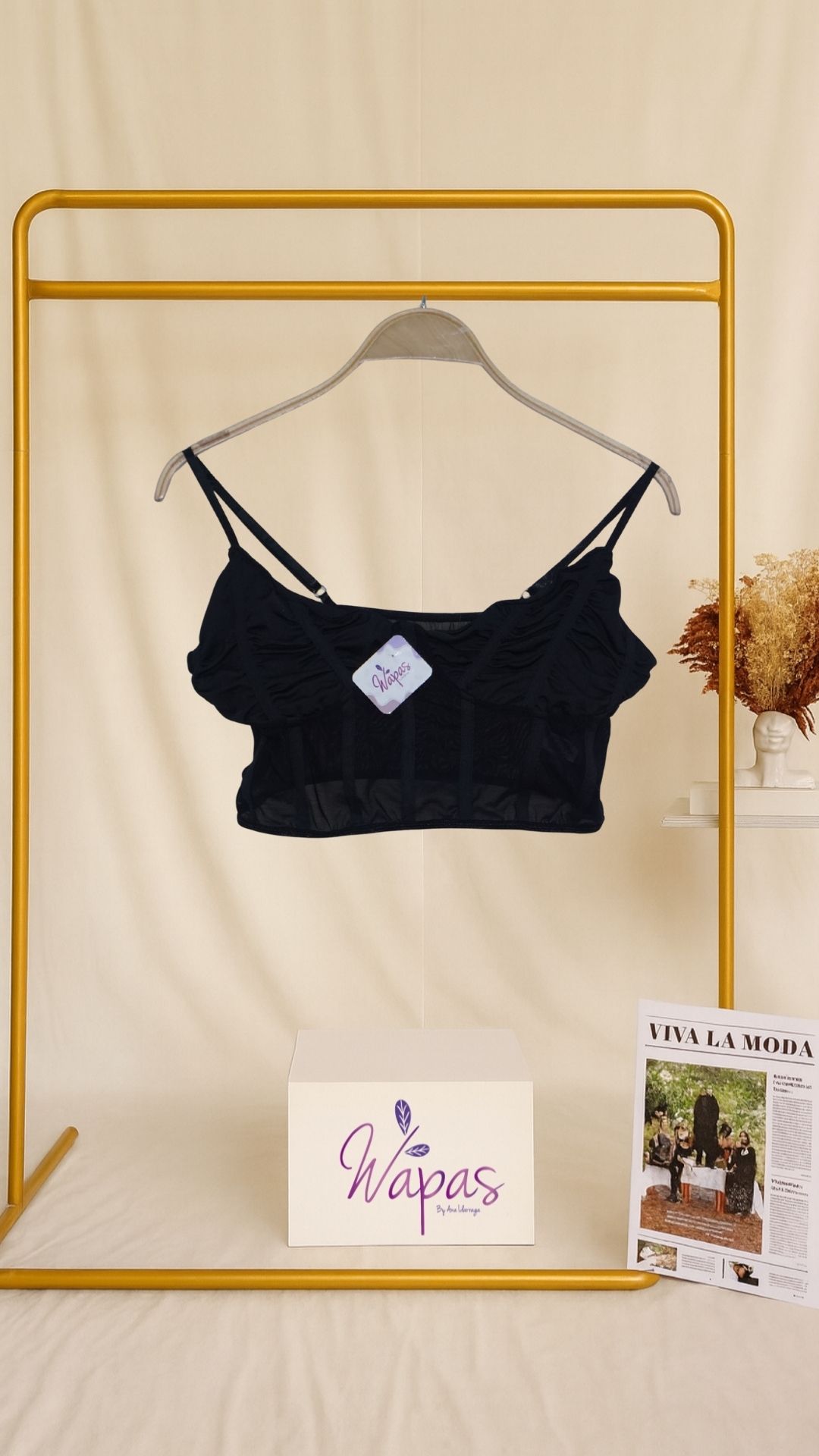 Top corto negro de encaje