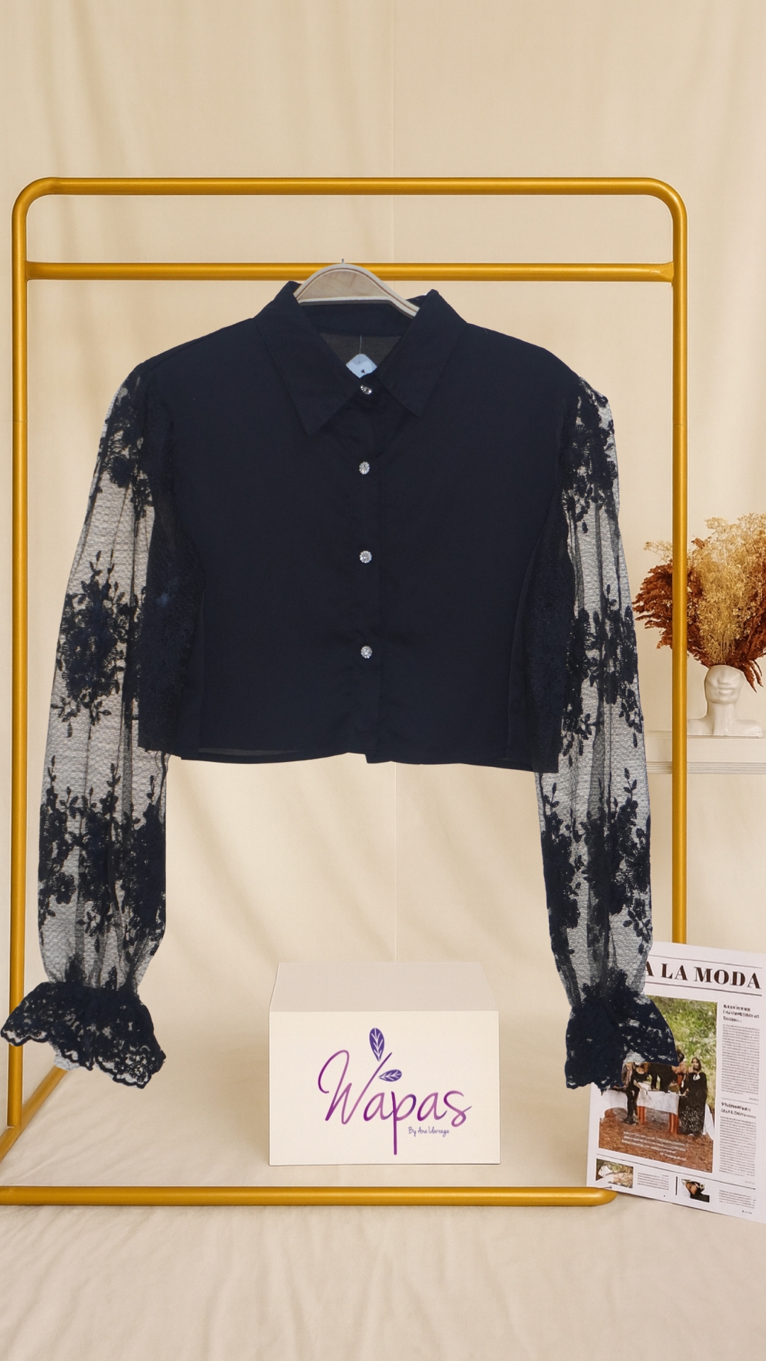 Blusa negra con mangas de encaje