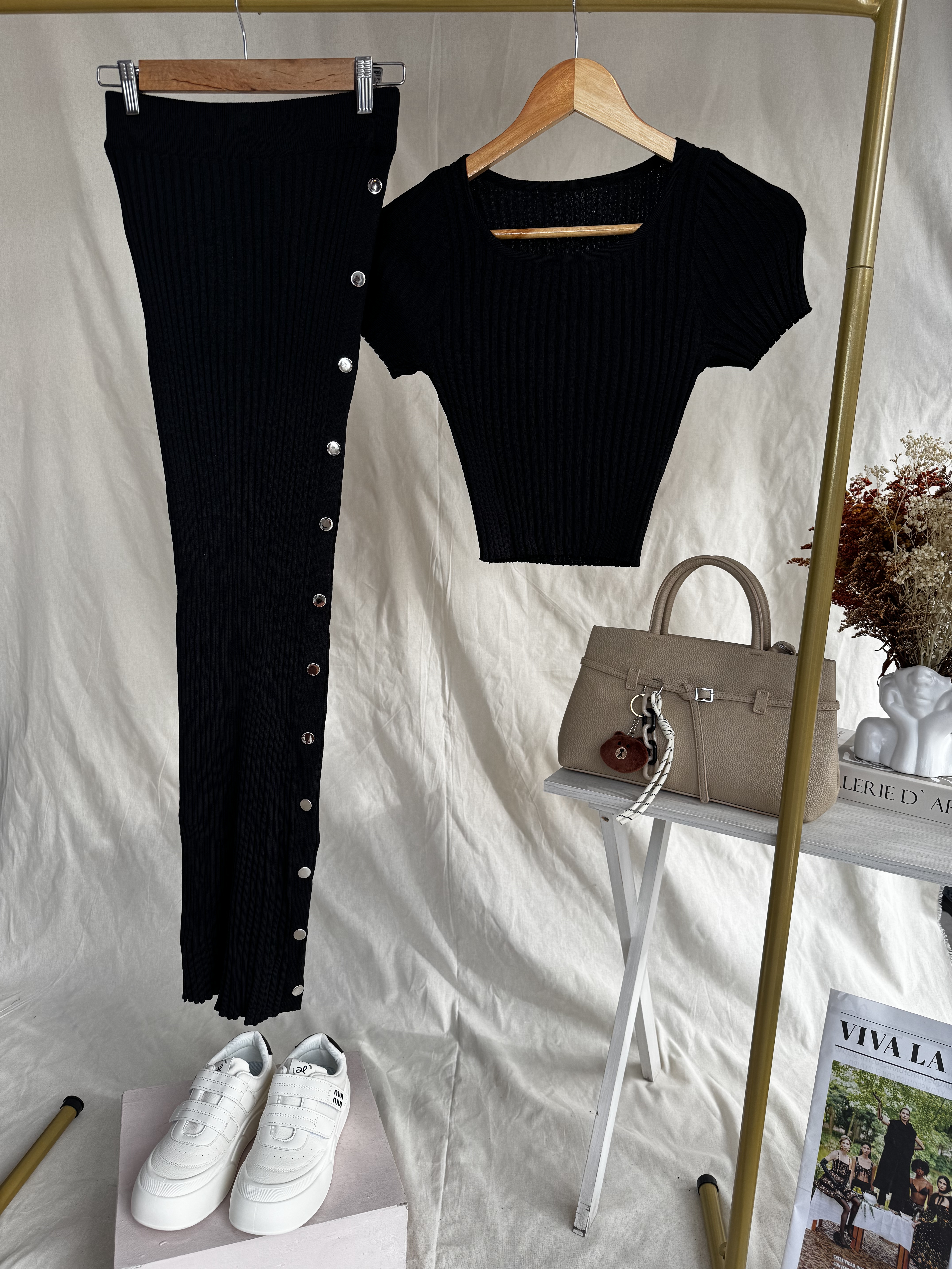 Conjunto de camiseta y falda abotonada negra