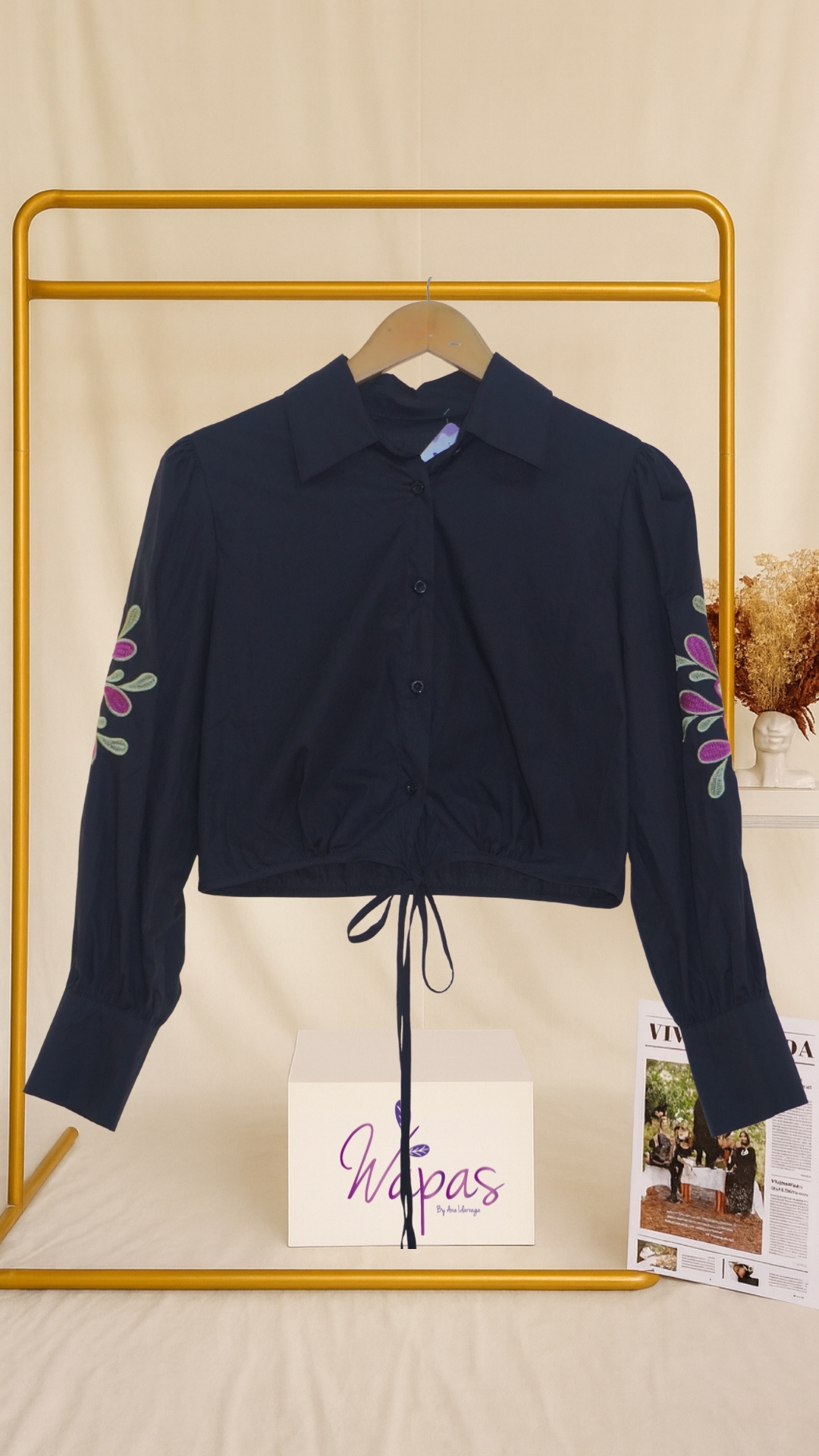 Blusa azul con bordado