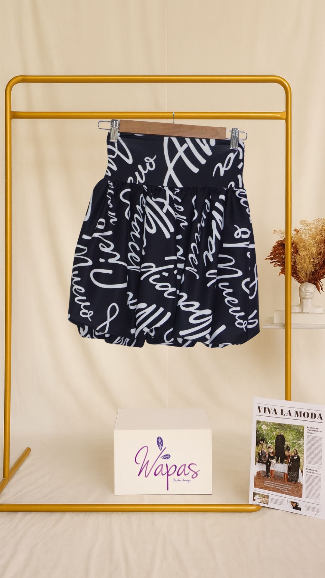 Falda negra con estampado de letras