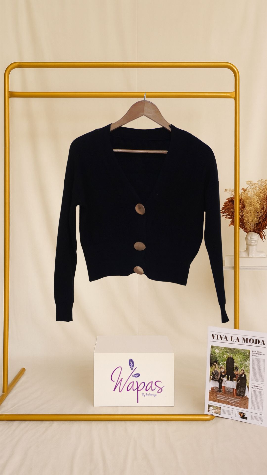 Suéter negro de botones grandes