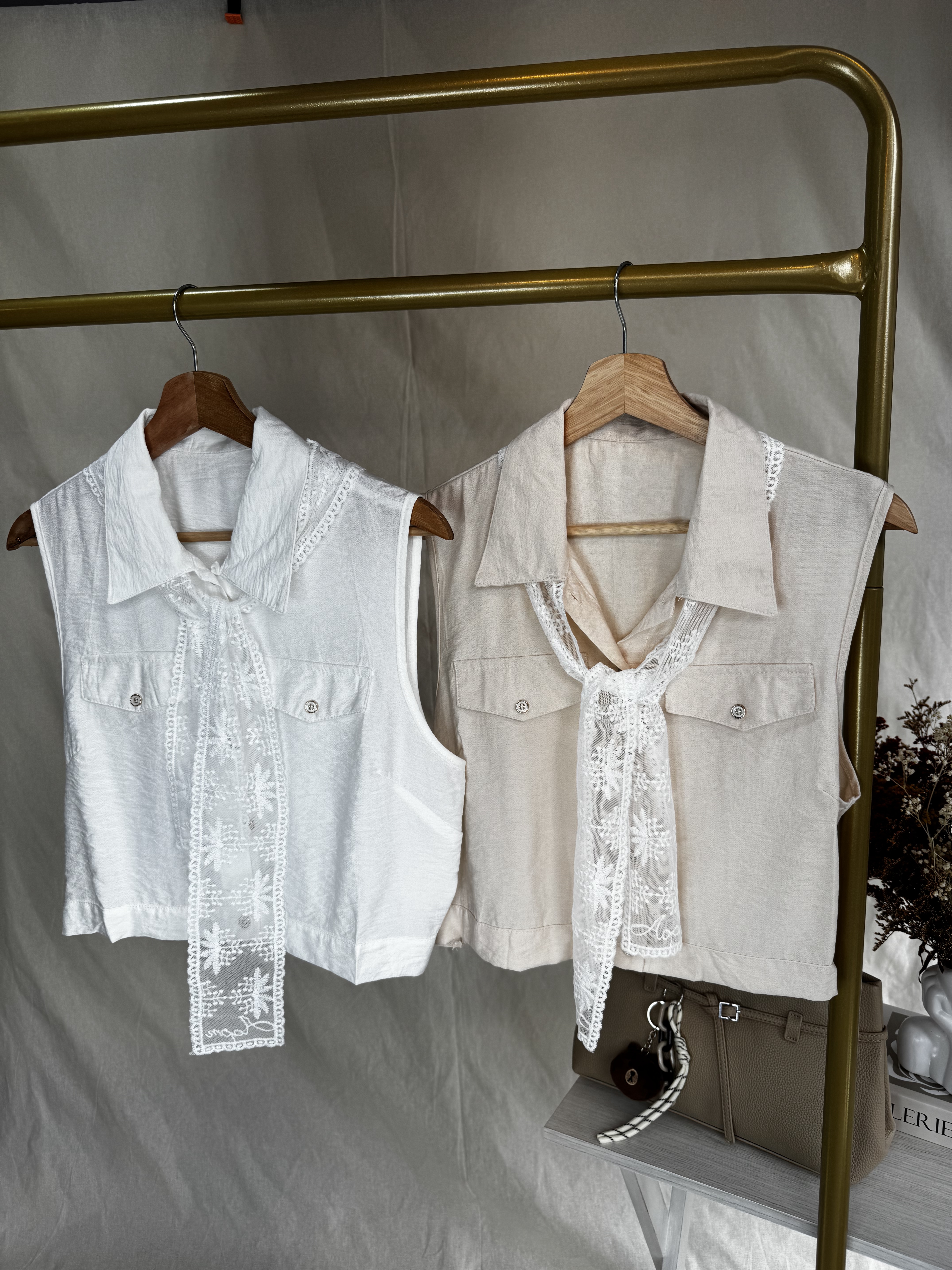 Blusa sin mangas con lazo de encaje