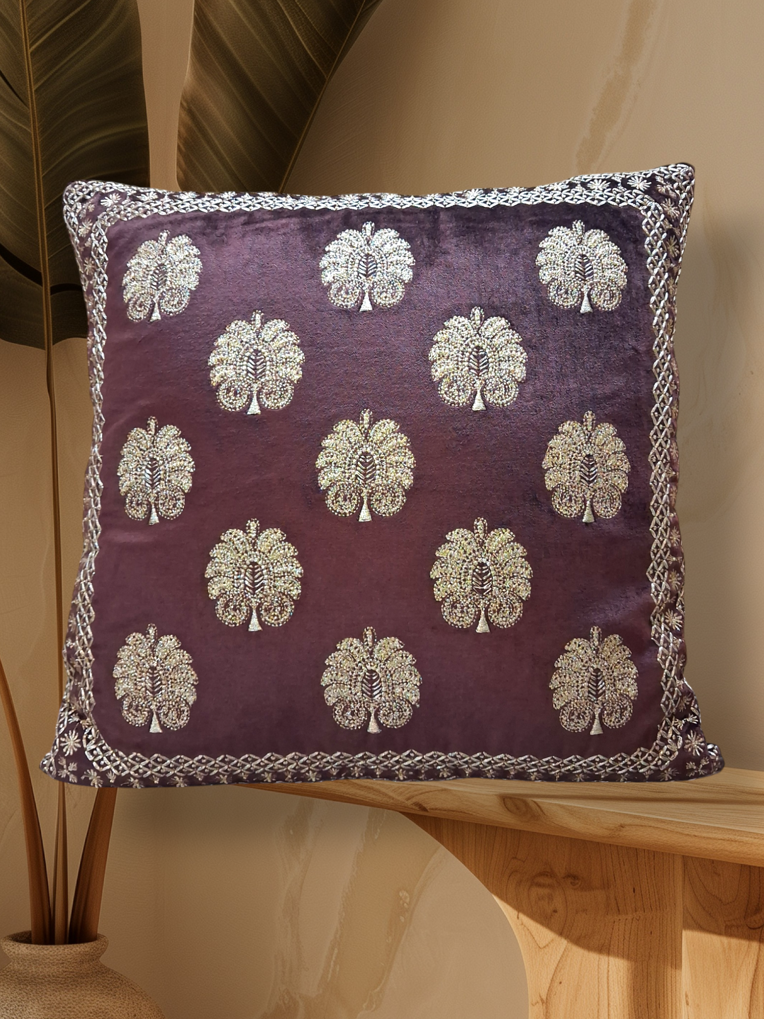 Cojín decorativo bordado