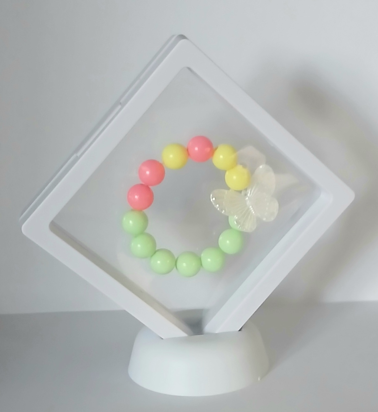 Vaikiška plastikinių karoliukų apyrankė