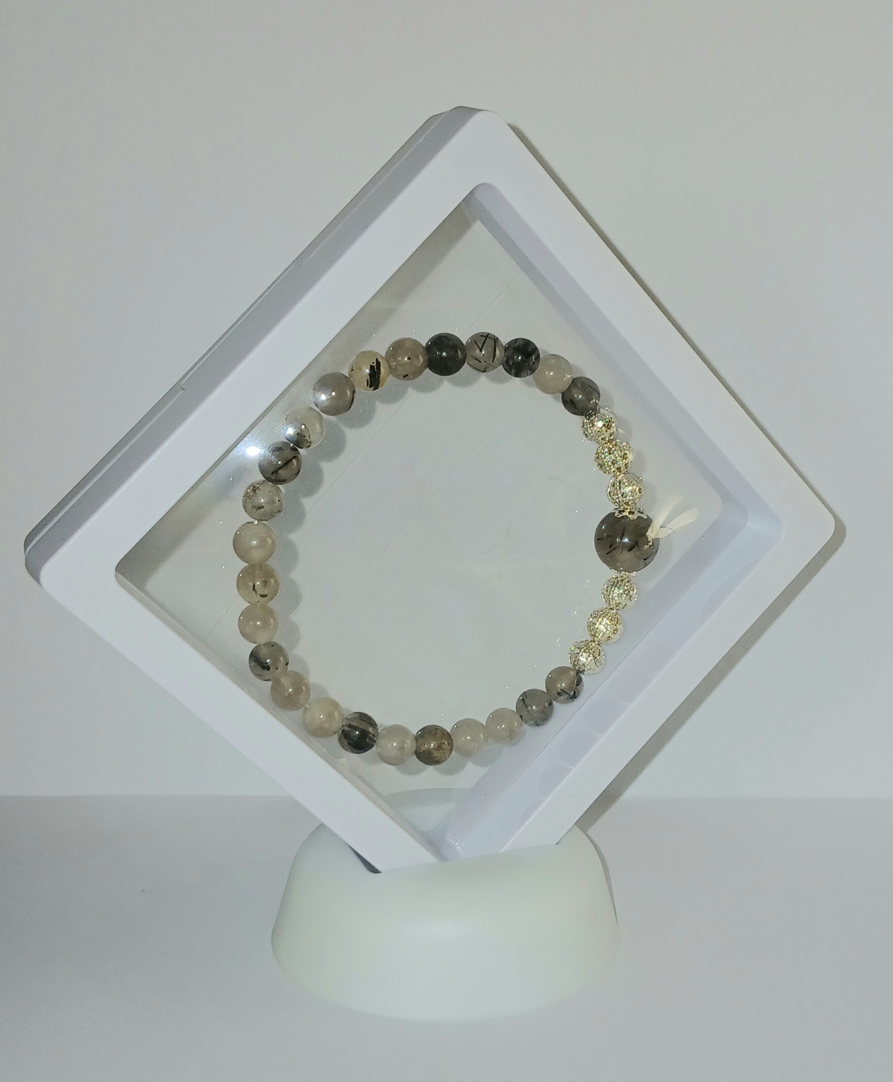 Kalnų krištolo su juoduoju turmalinu apyrankė