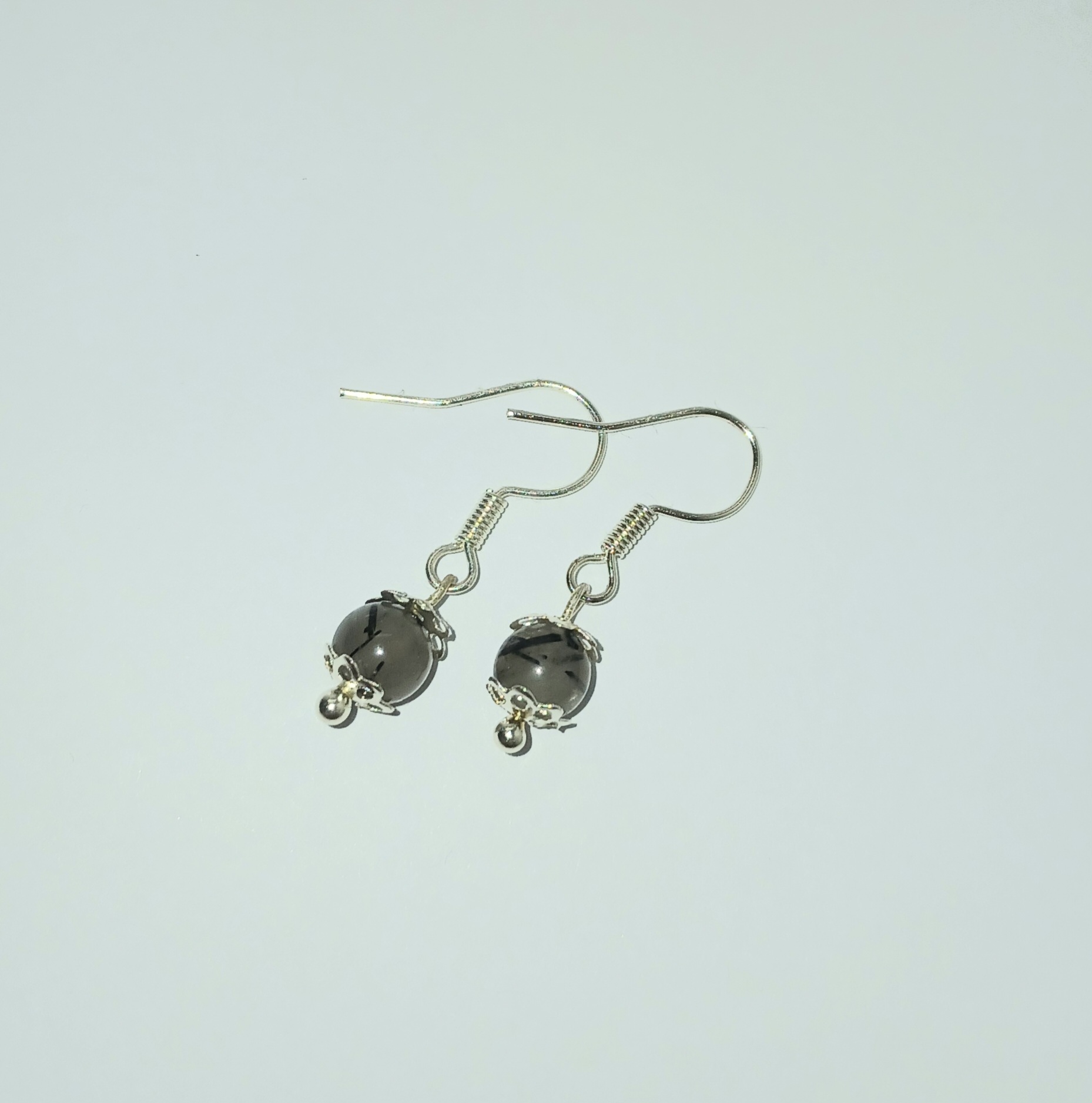 Kalnų krištolo su juoduoju turmalinu auskarai