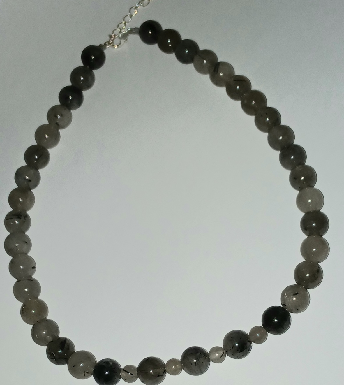 Kalnų krištolo su juoduoju turmalinu kaklo papuošalas