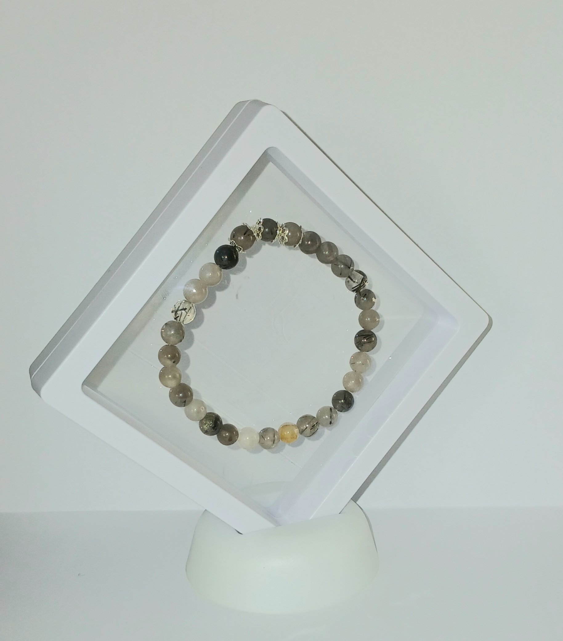 Kalnų krištolo su juoduoju turmalinu apyrankė